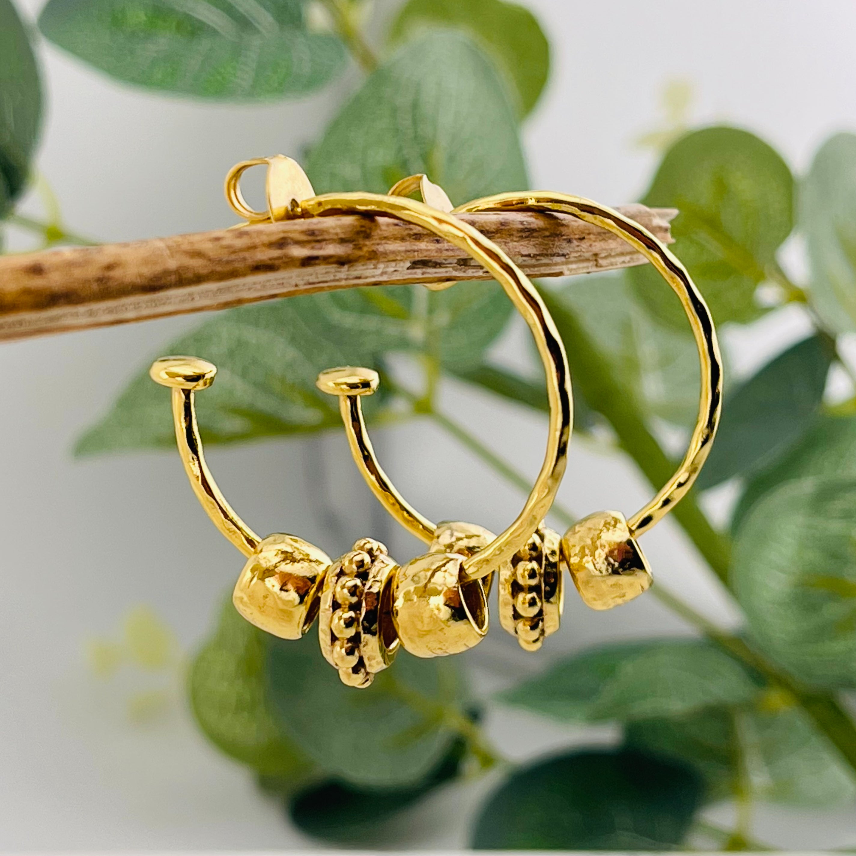Goldene Creolen Ohrringe mit Charms Pink Sand Lenja