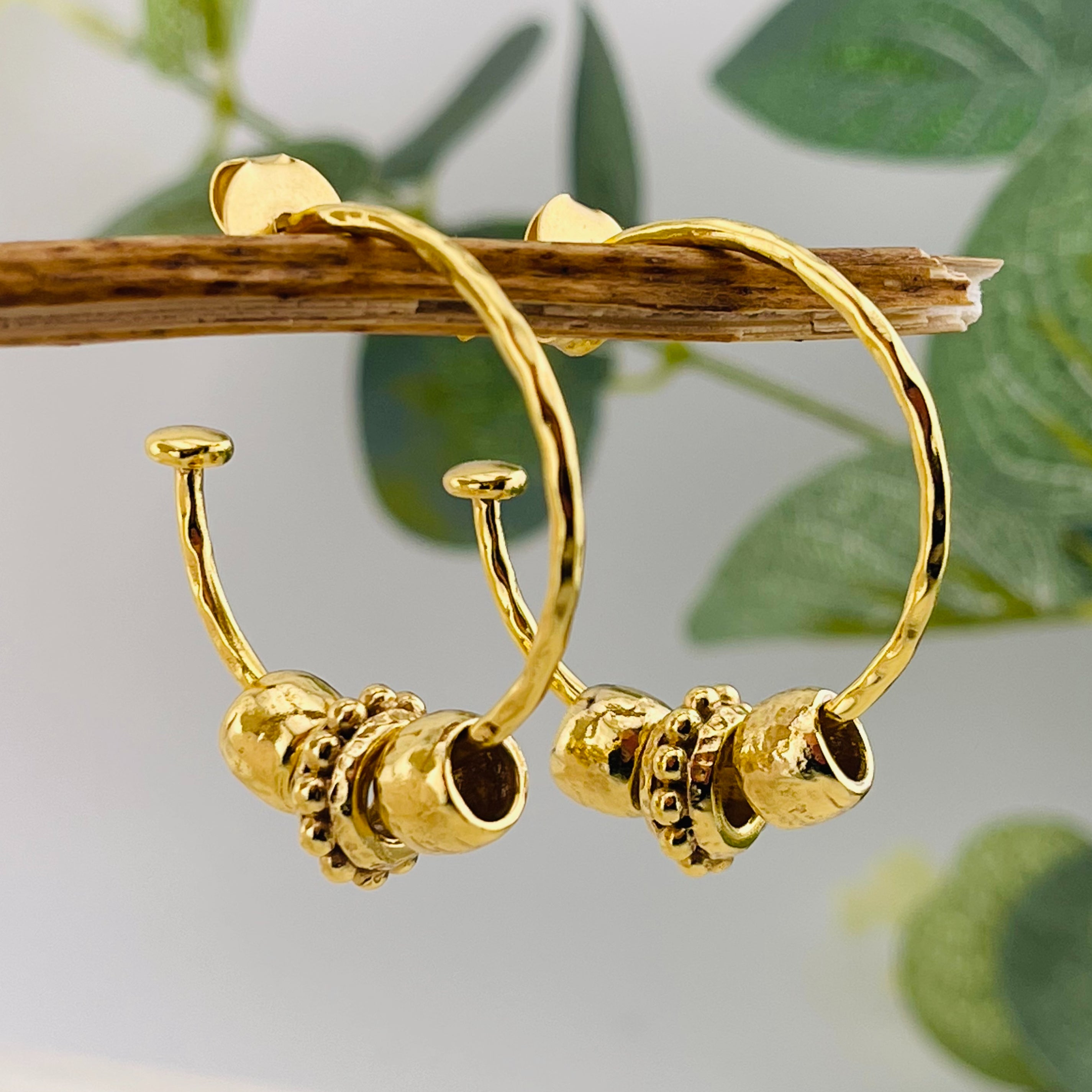 Goldene Creolen Ohrringe mit Charms Pink Sand Lenja