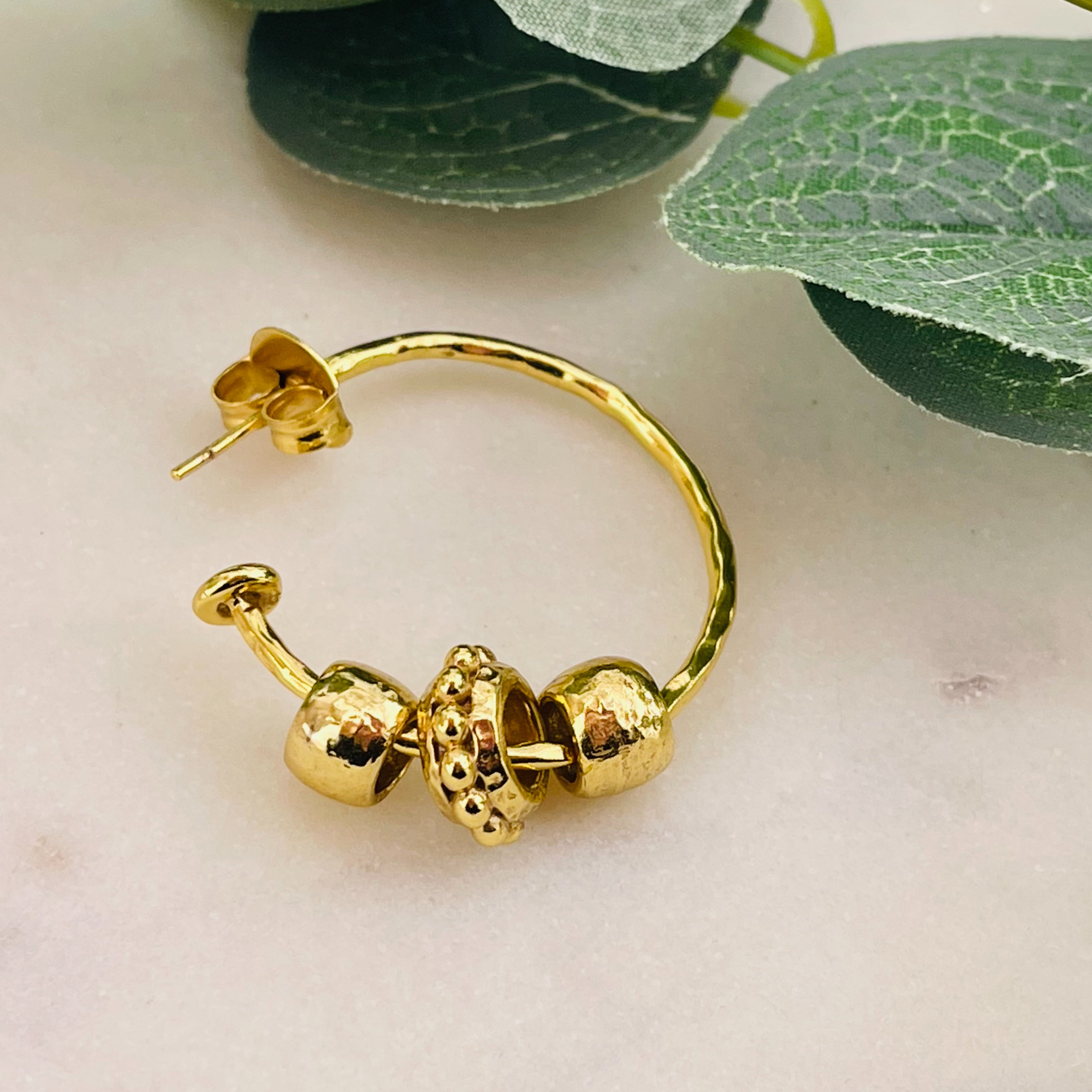 Goldene Creolen Ohrringe mit Charms Pink Sand Lenja