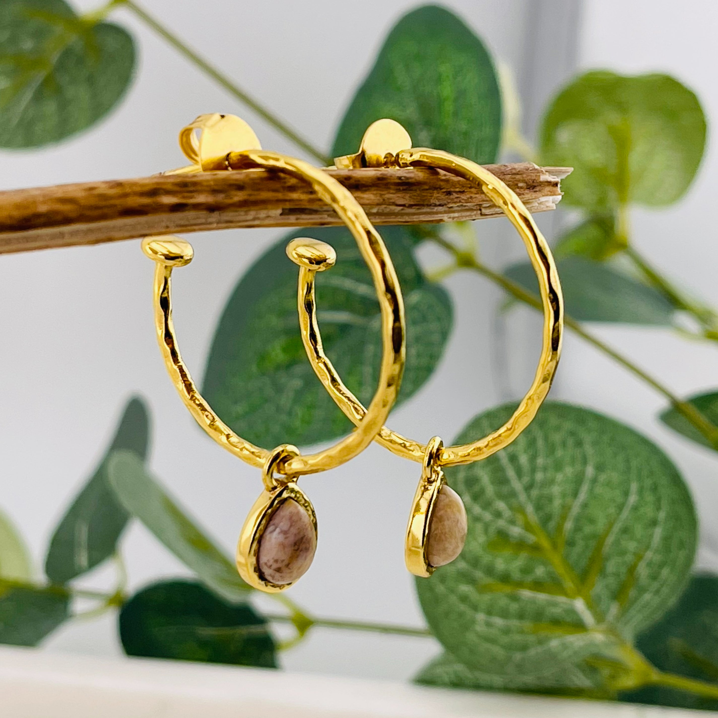 Offene Goldcreolen mit Riverstone-Anhänger Pink Sand Marle