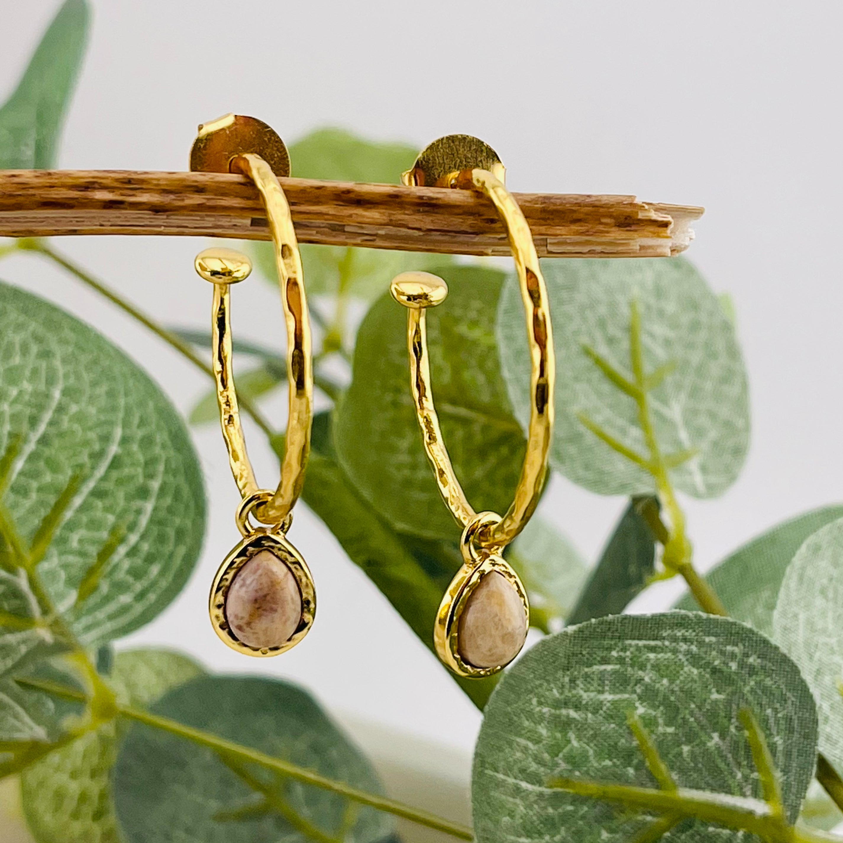 Offene Goldcreolen mit Riverstone-Anhänger Pink Sand Marle