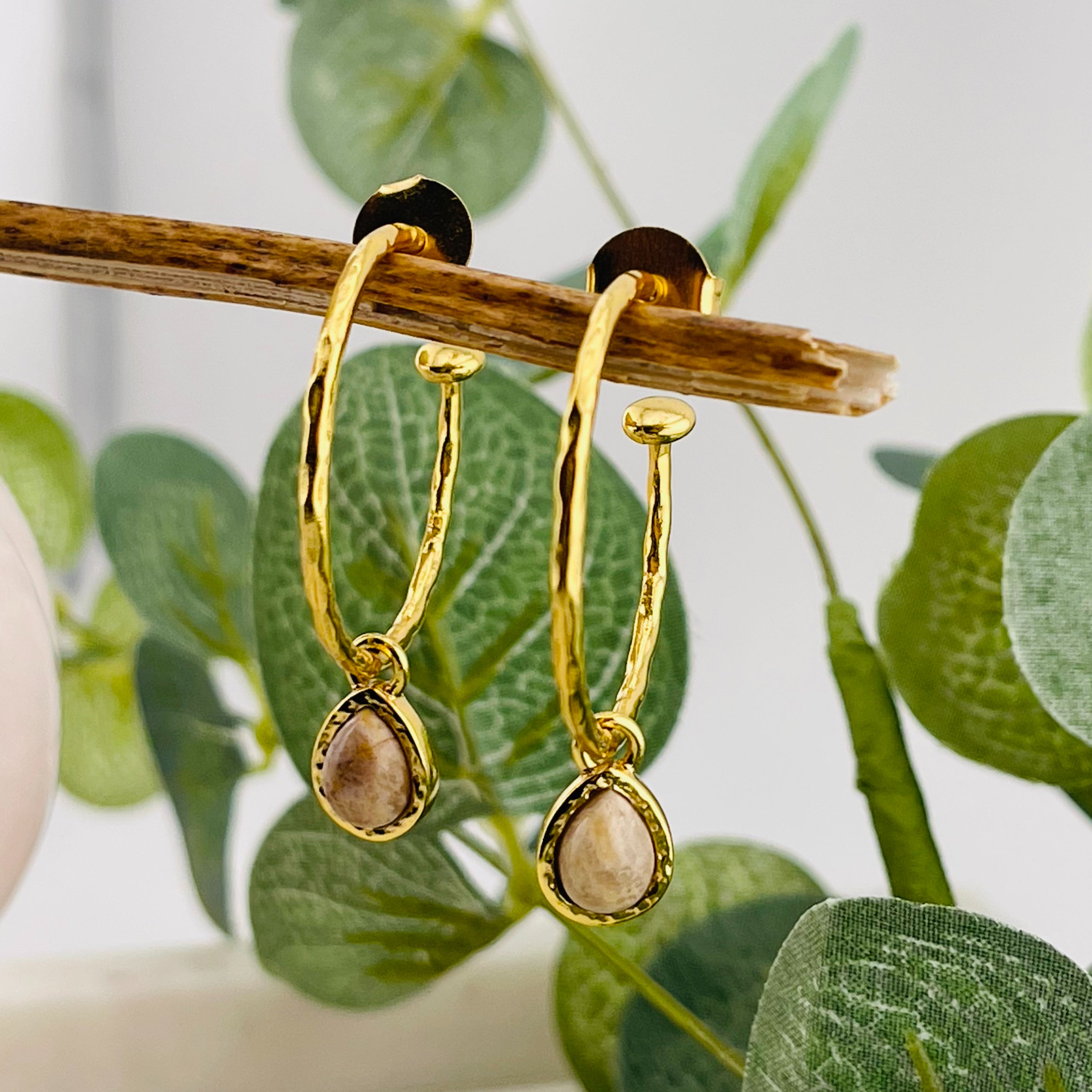 Offene Goldcreolen mit Riverstone-Anhänger Pink Sand Marle