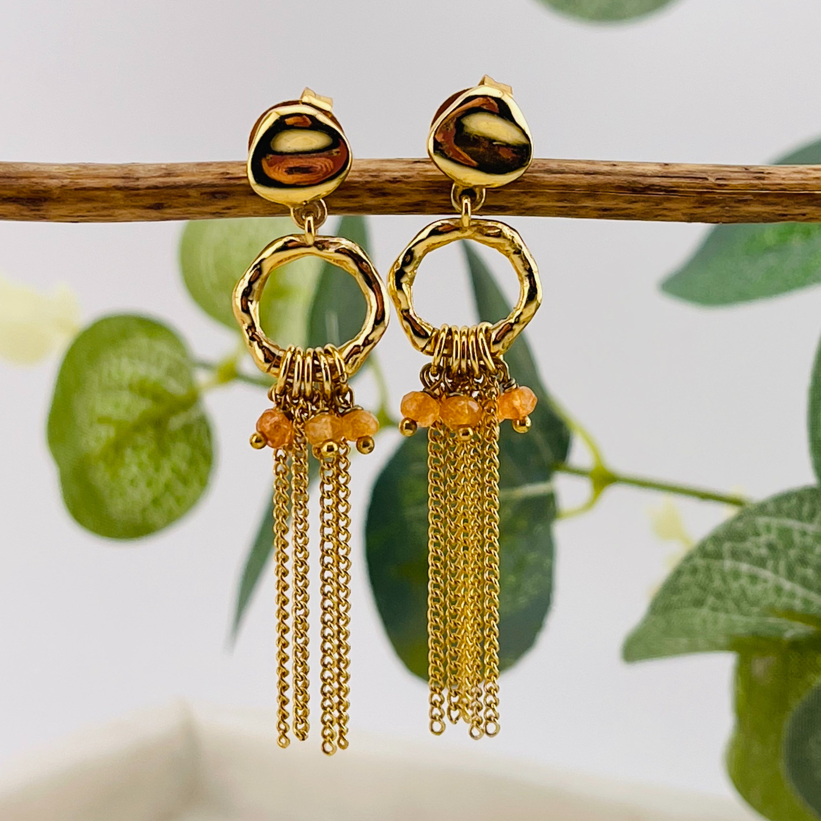 Kreative lange Goldohrringe mit Kettchen und Peach Jade Ombra