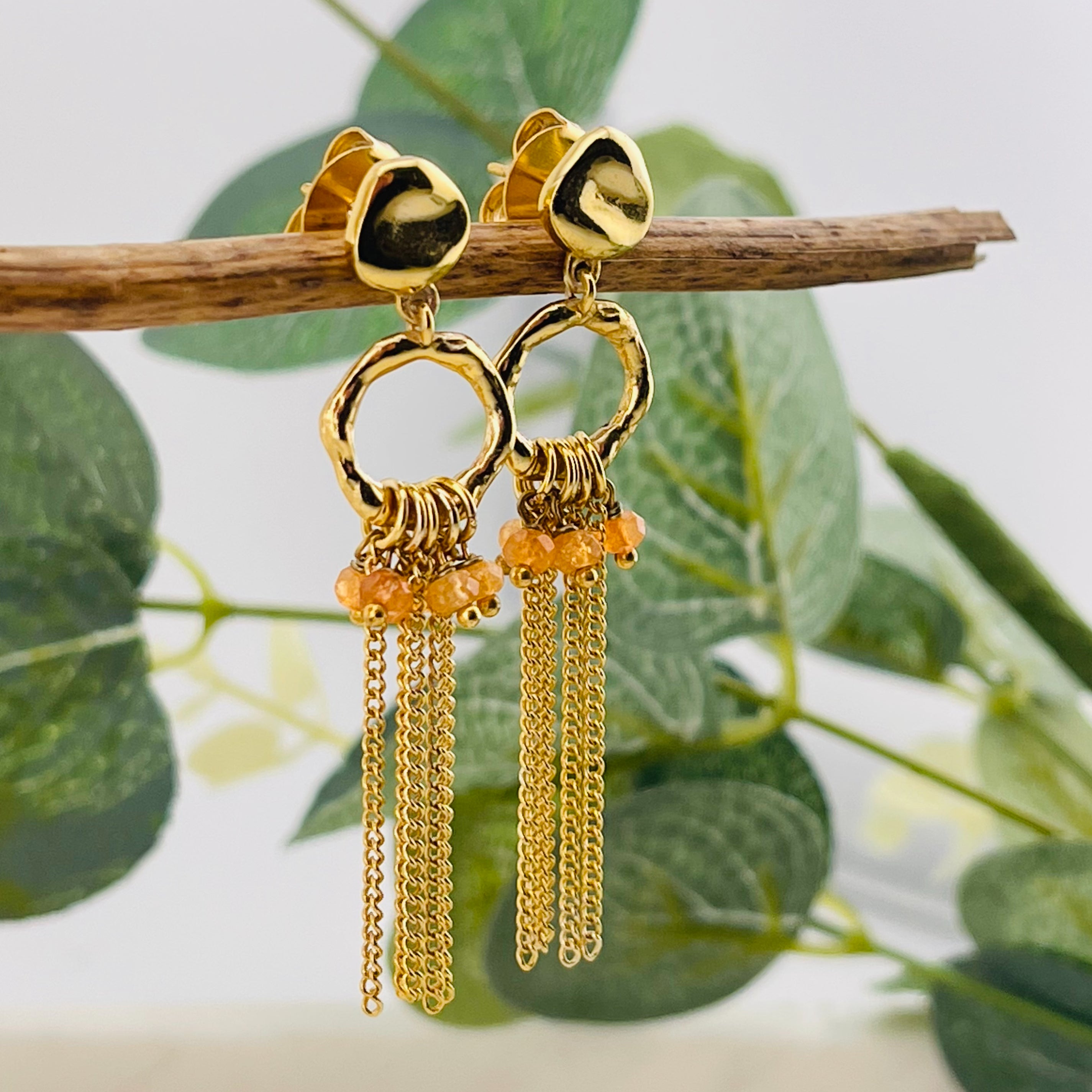 Kreative lange Goldohrringe mit Kettchen und Peach Jade Ombra