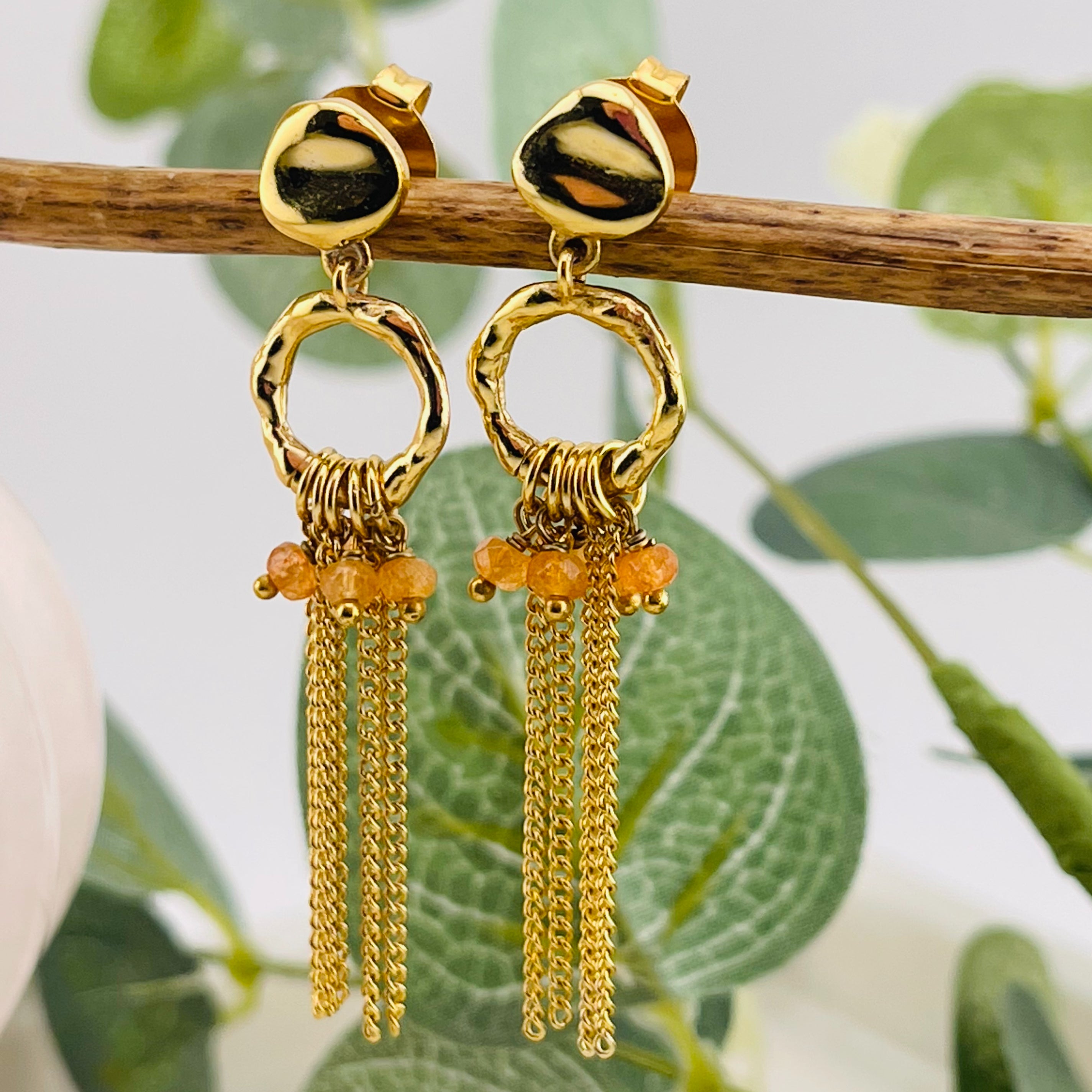 Kreative lange Goldohrringe mit Kettchen und Peach Jade Ombra