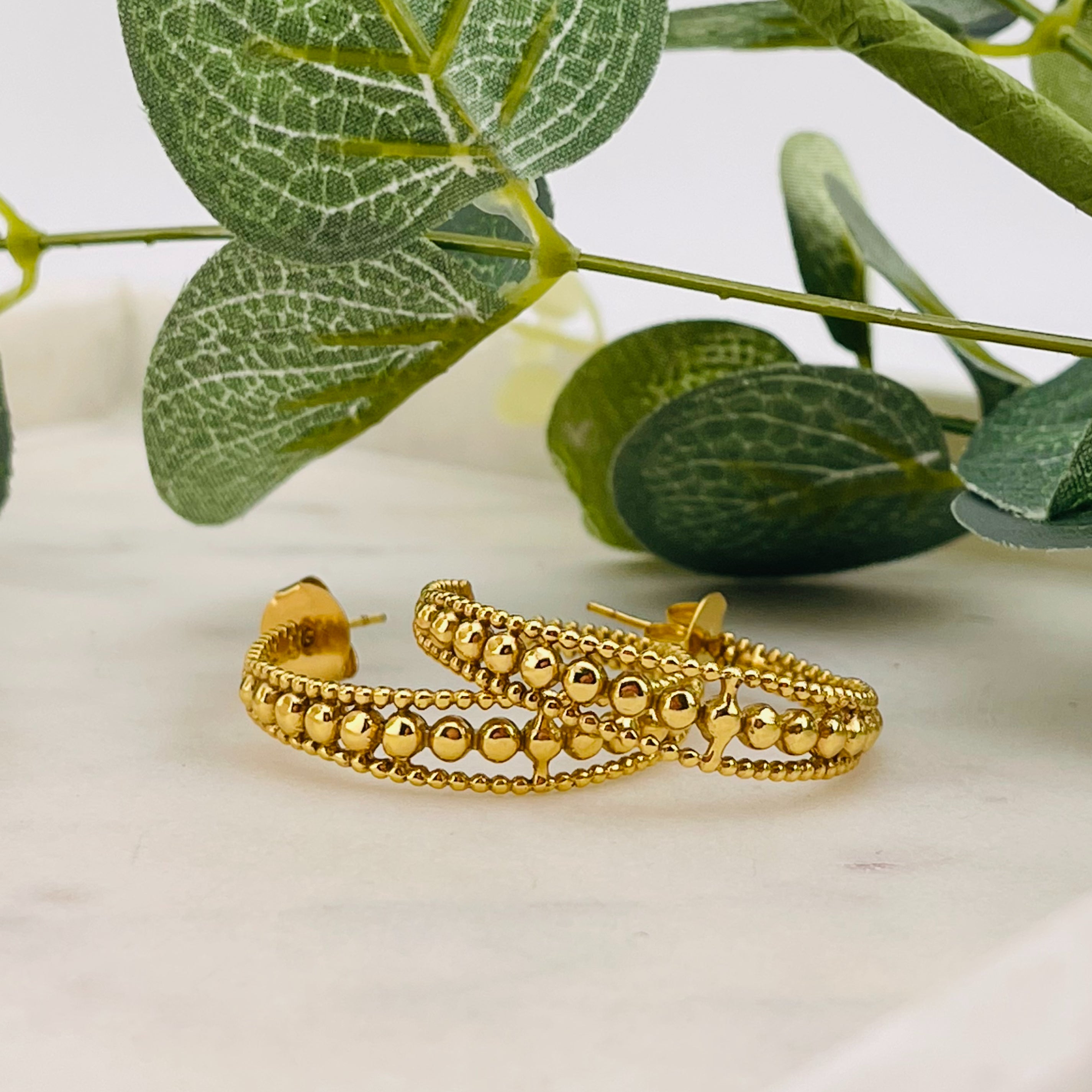 Offene Goldcreolen mit Kugeldekor Boho-Style Pink Sand Sue