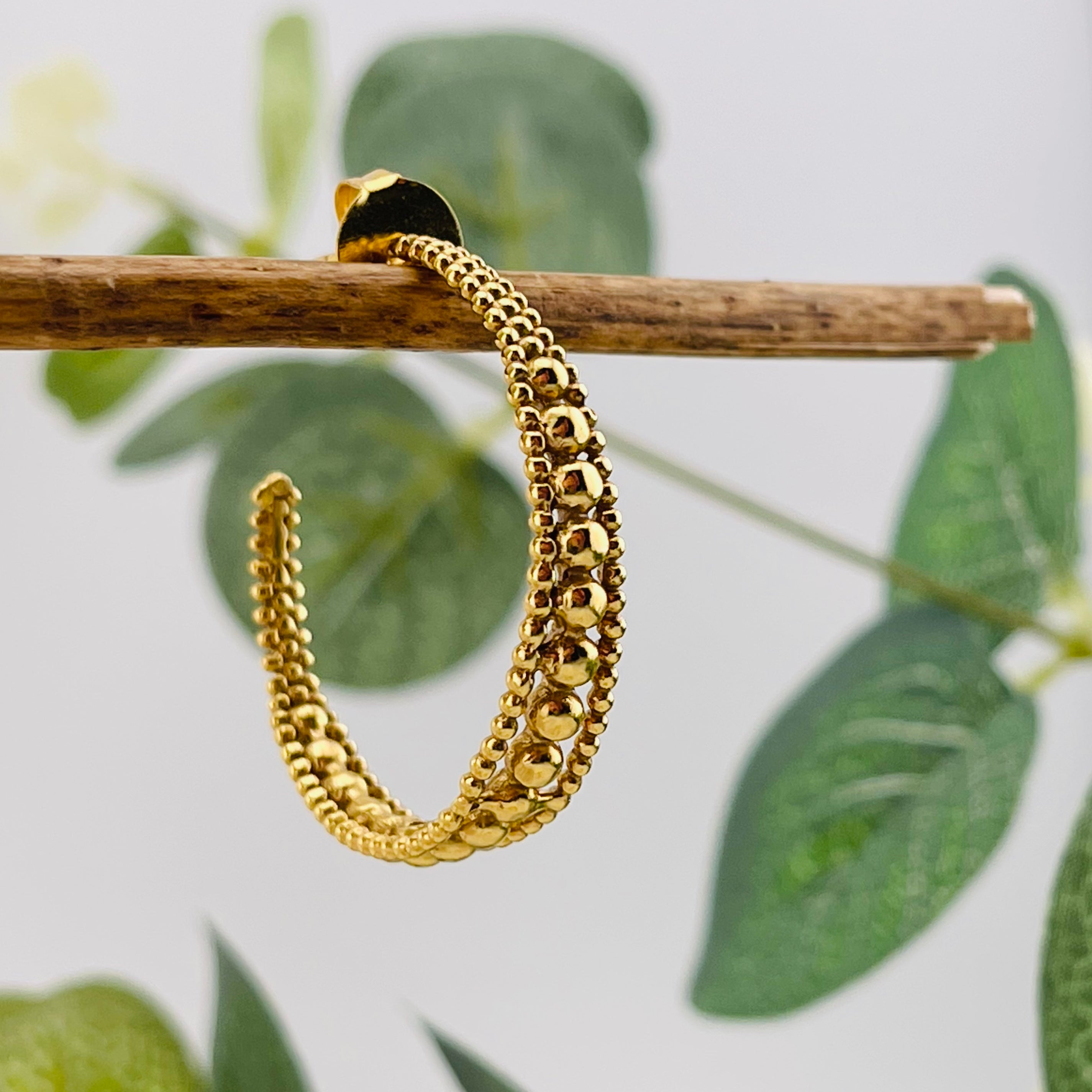 Offene Goldcreolen mit Kugeldekor Boho-Style Pink Sand Sue