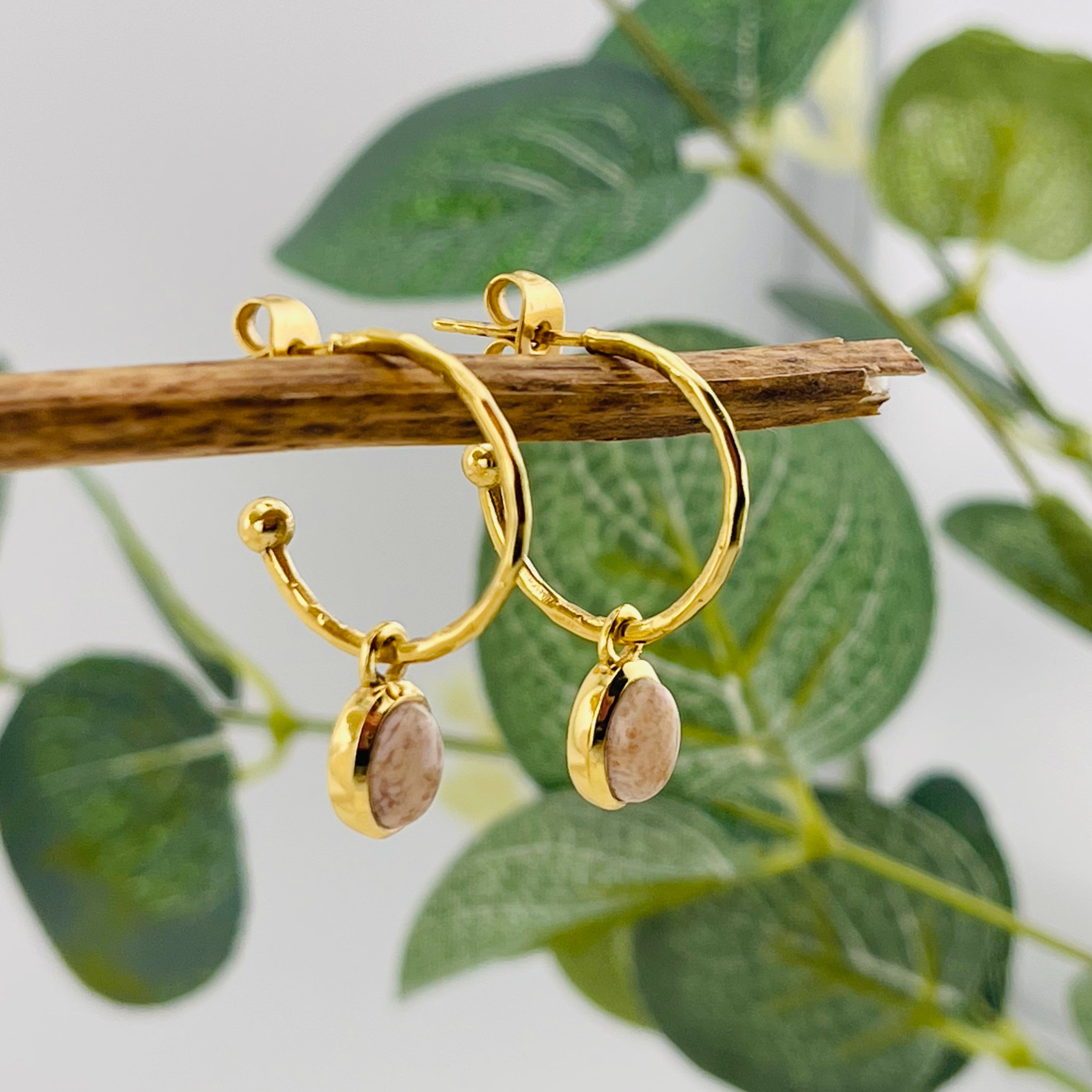 Offene Goldcreolen mit Riverstone-Anhänger Pink Sand Milla