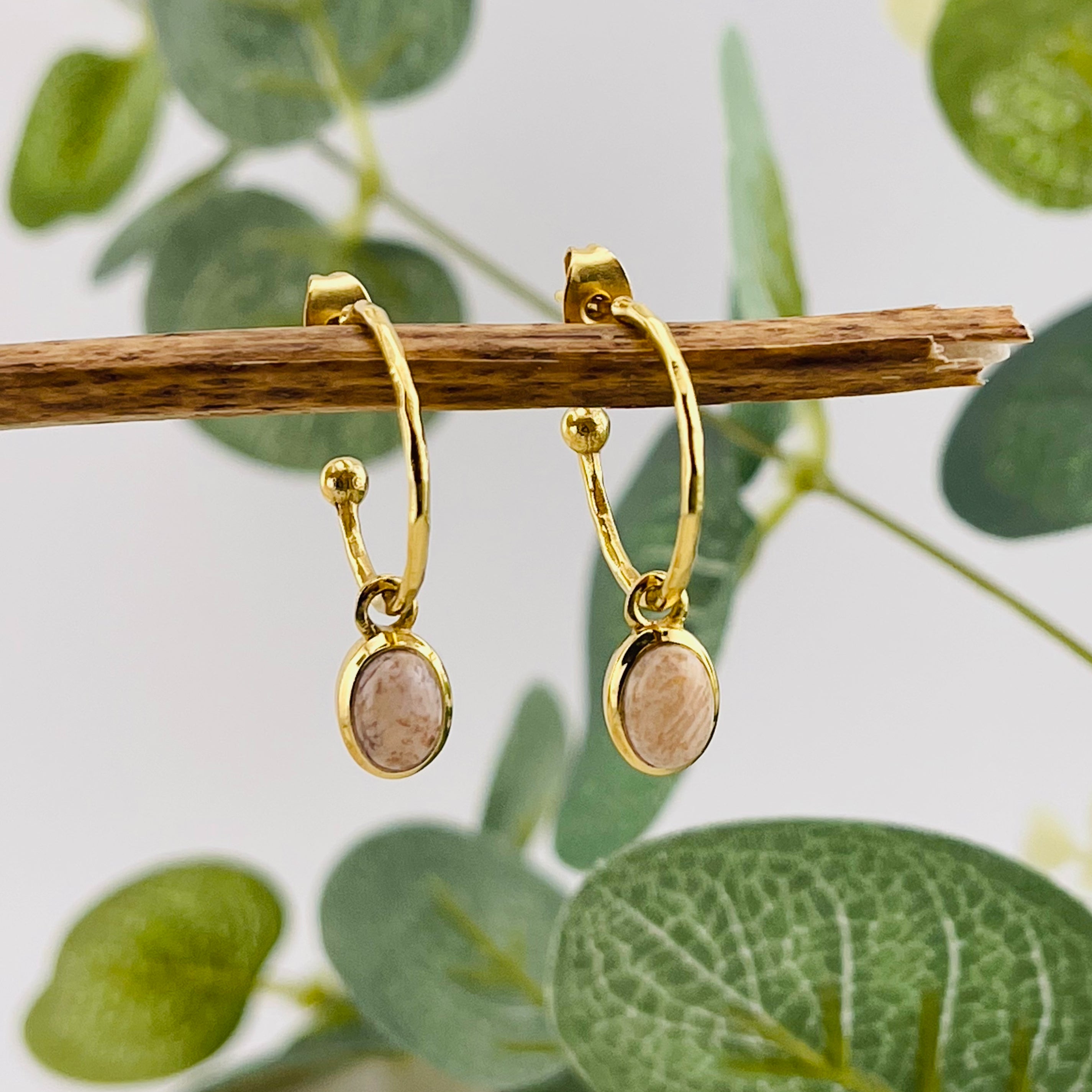 Offene Goldcreolen mit Riverstone-Anhänger Pink Sand Milla