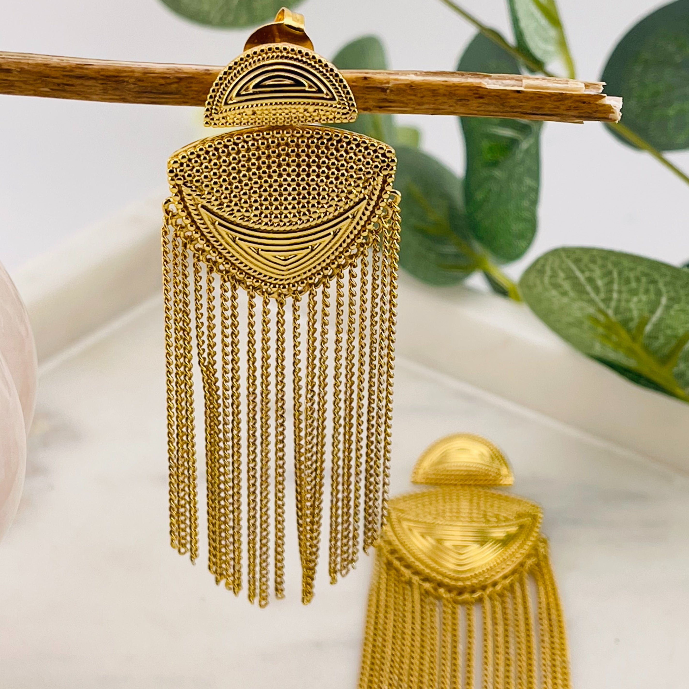 Festliche Gold-Ohrringe mit langen Kettchen-Anhängern Pink Sand Bistrol