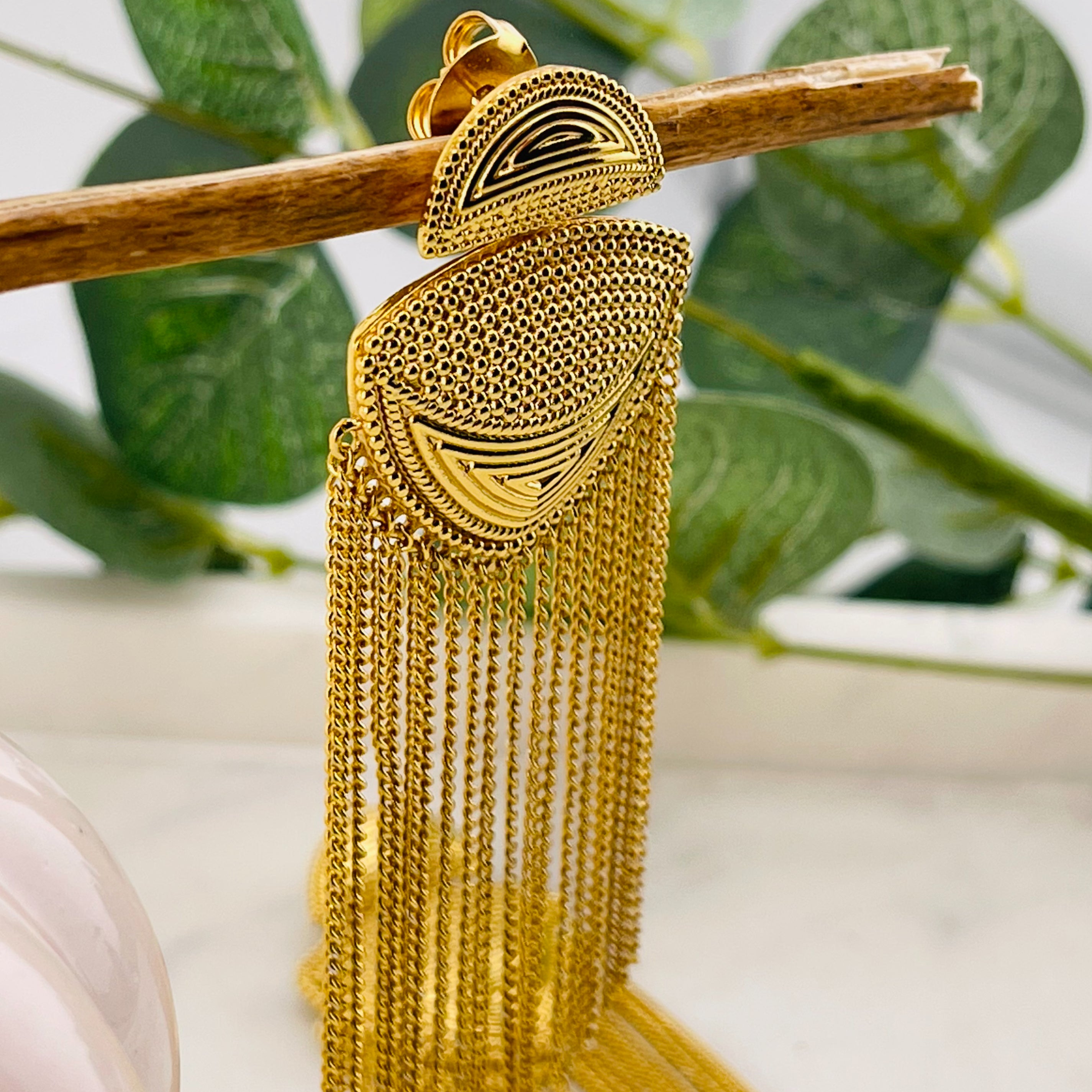Festliche Gold-Ohrringe mit langen Kettchen-Anhängern Pink Sand Bistrol