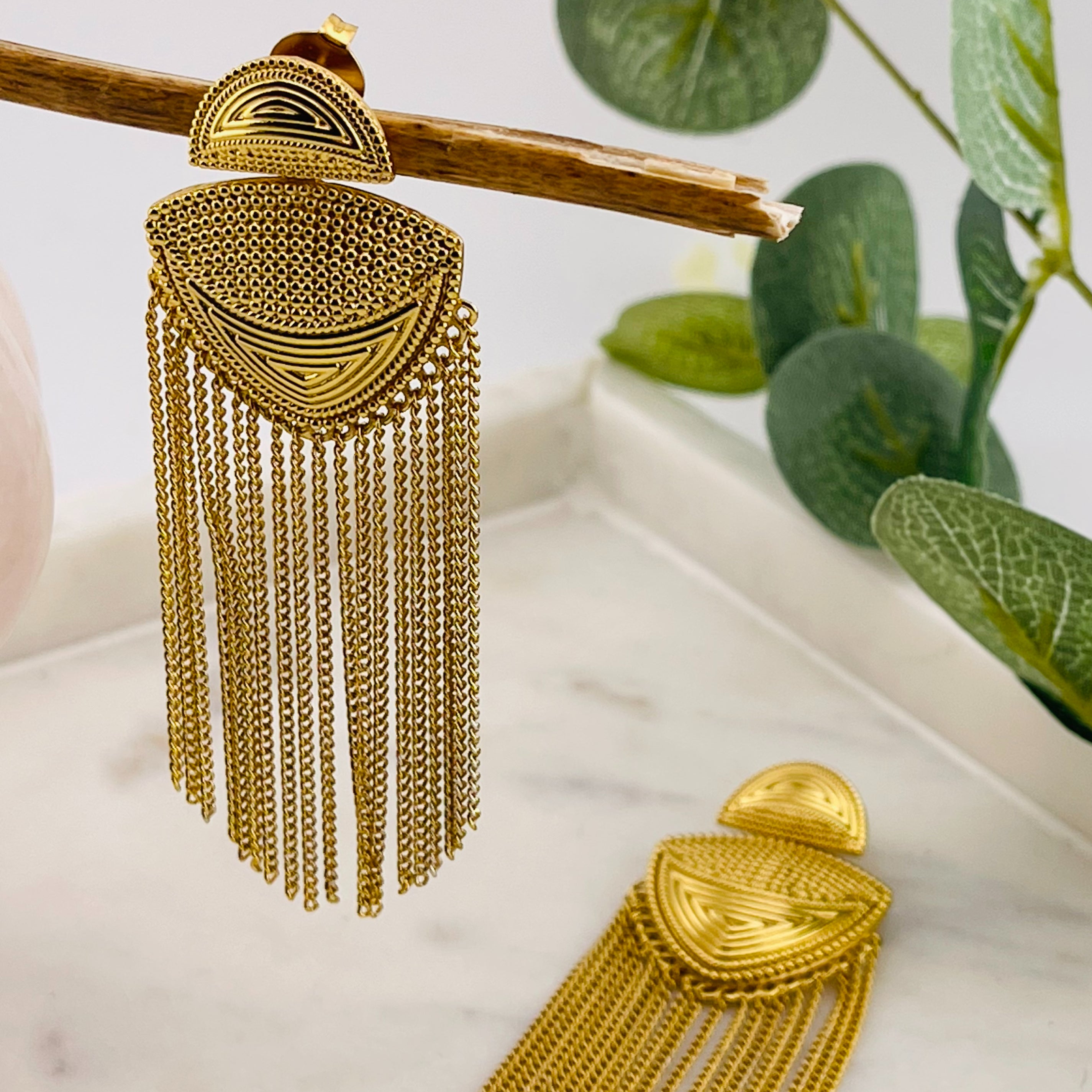 Festliche Gold-Ohrringe mit langen Kettchen-Anhängern Pink Sand Bistrol