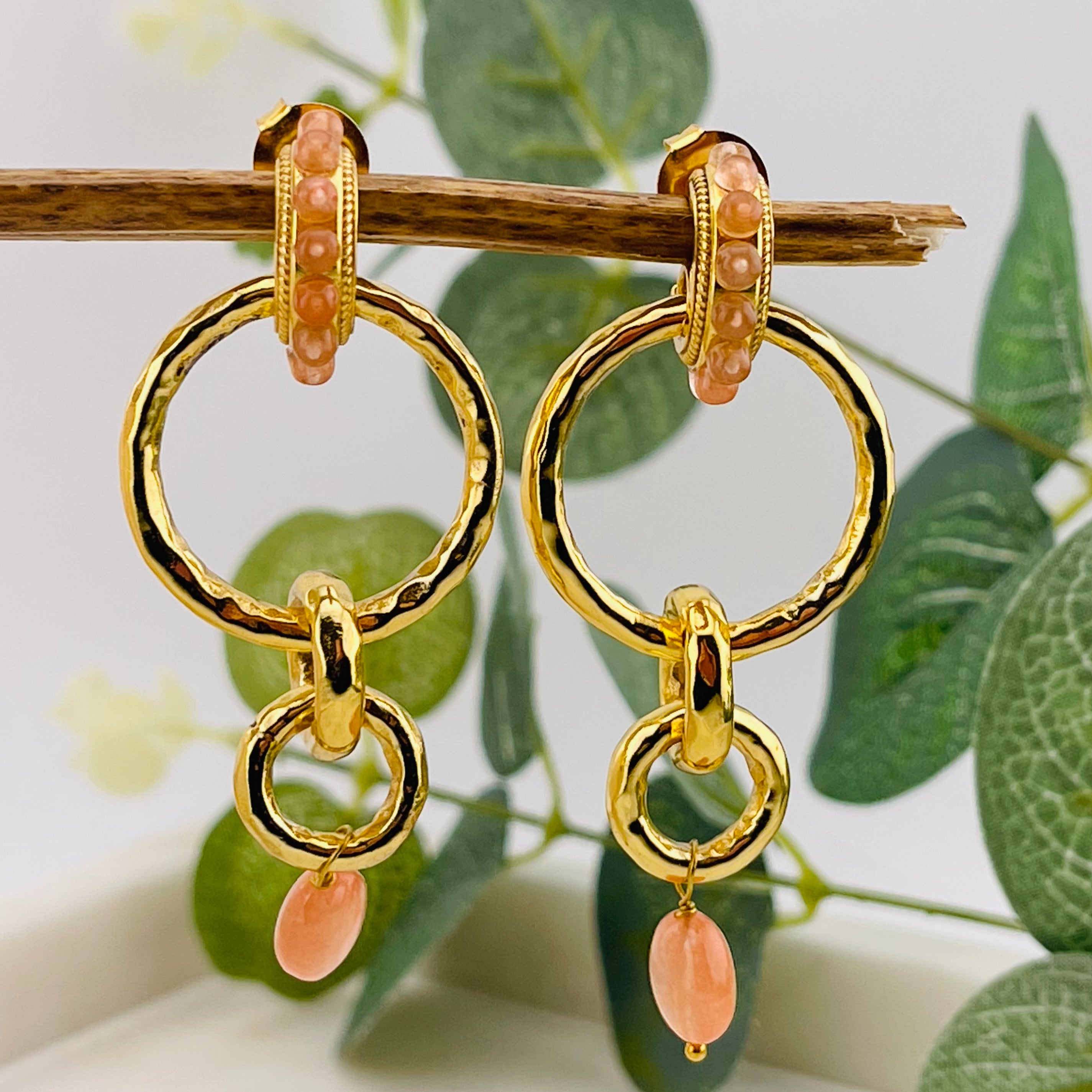 Lange Goldohrringe mit Peach Jade Pink Sand Loretta