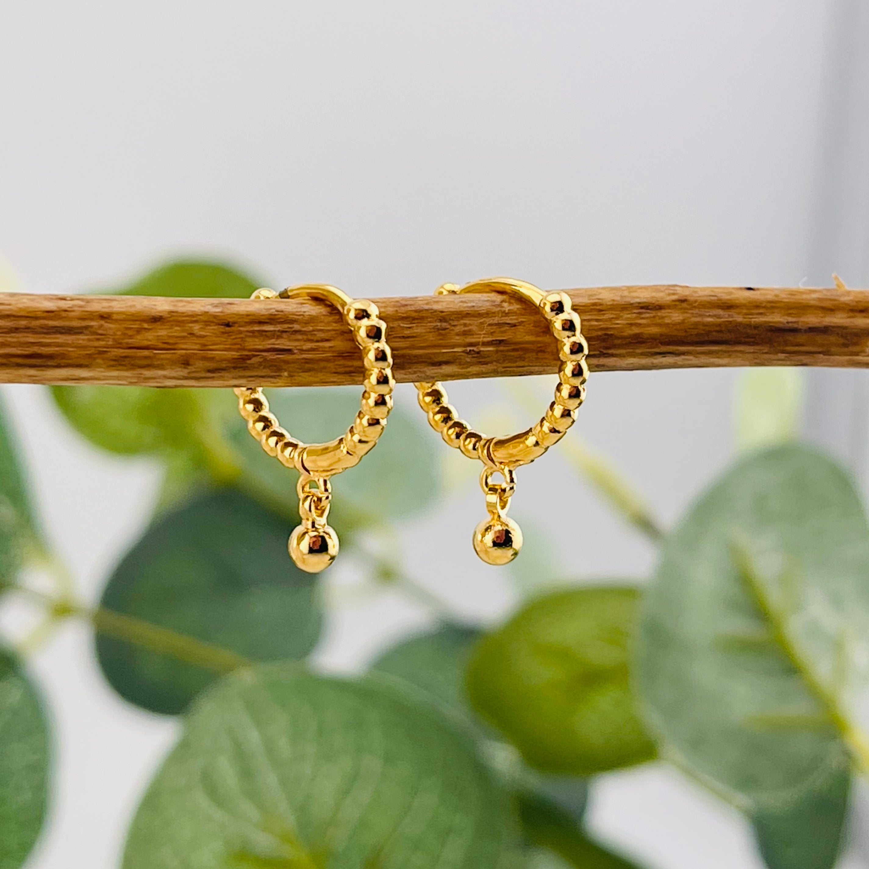 Kleine Goldcreolen-Ohrringe mit kleinem Kugel-Anhänger Melin