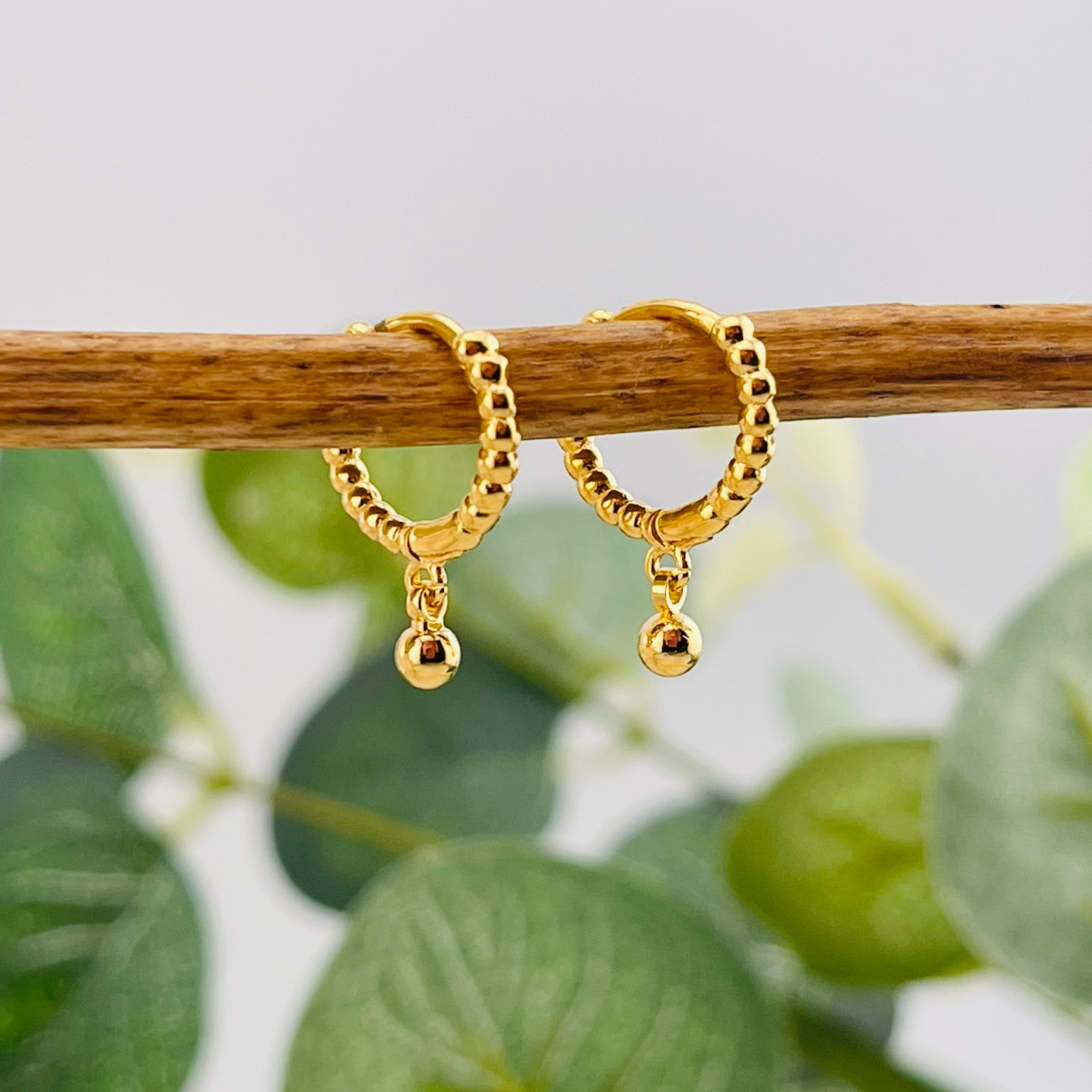 Kleine Goldcreolen-Ohrringe mit kleinem Kugel-Anhänger Melin