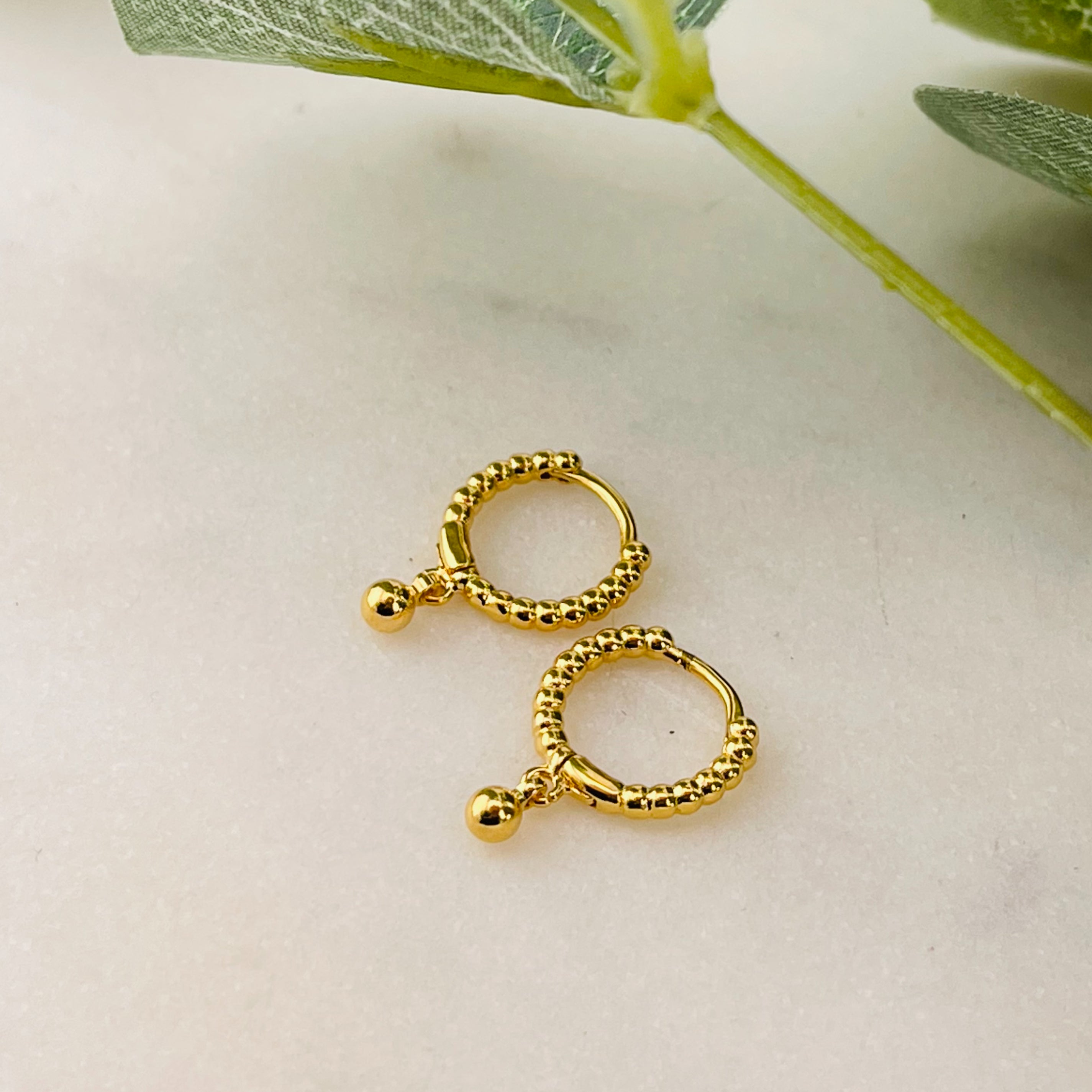 Kleine Goldcreolen-Ohrringe mit kleinem Kugel-Anhänger Melin
