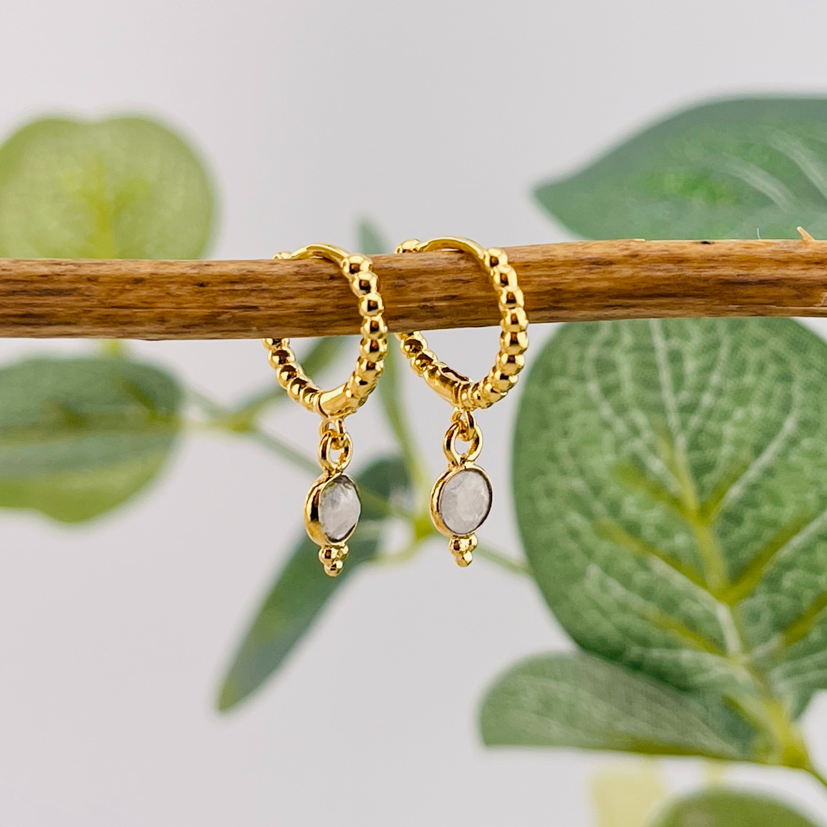 Kleine Goldcreolen mit weissem Stein-Anhänger Boho-Style Tilly