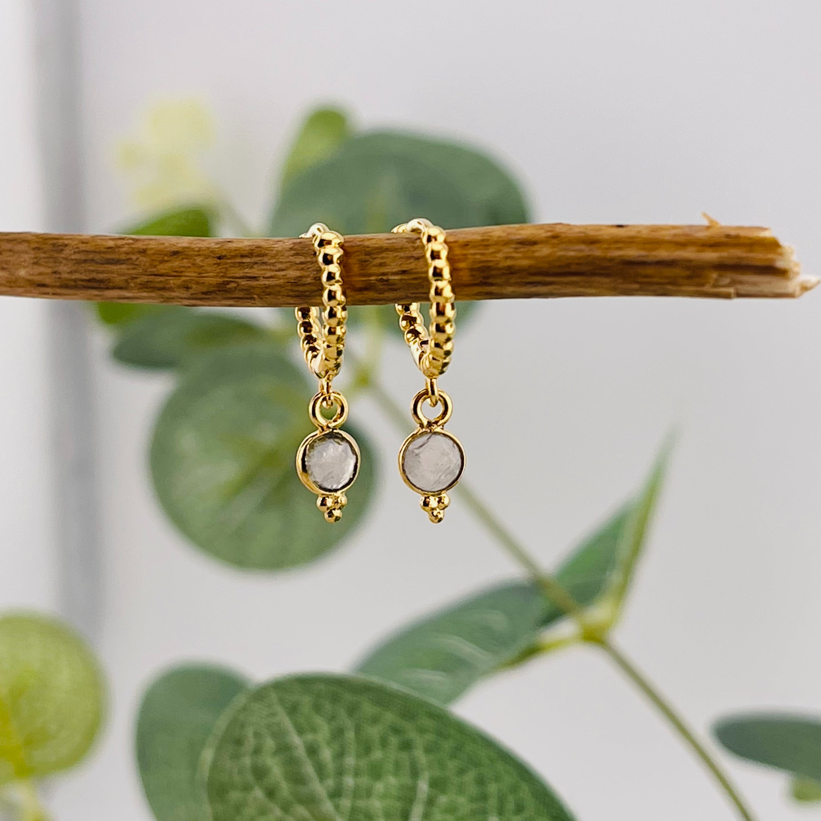 Kleine Goldcreolen mit weissem Stein-Anhänger Boho-Style Tilly