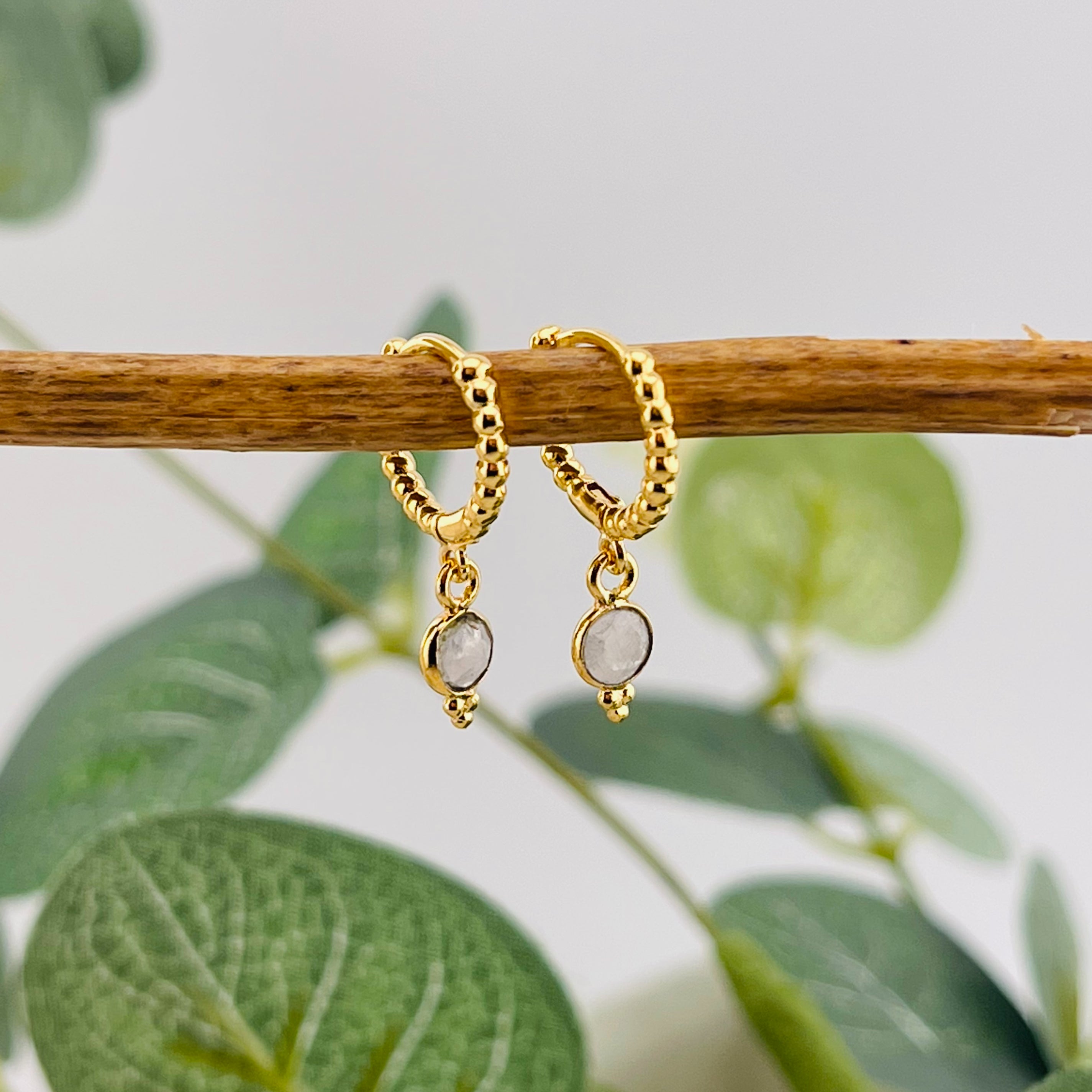 Kleine Goldcreolen mit weissem Stein-Anhänger Boho-Style Tilly