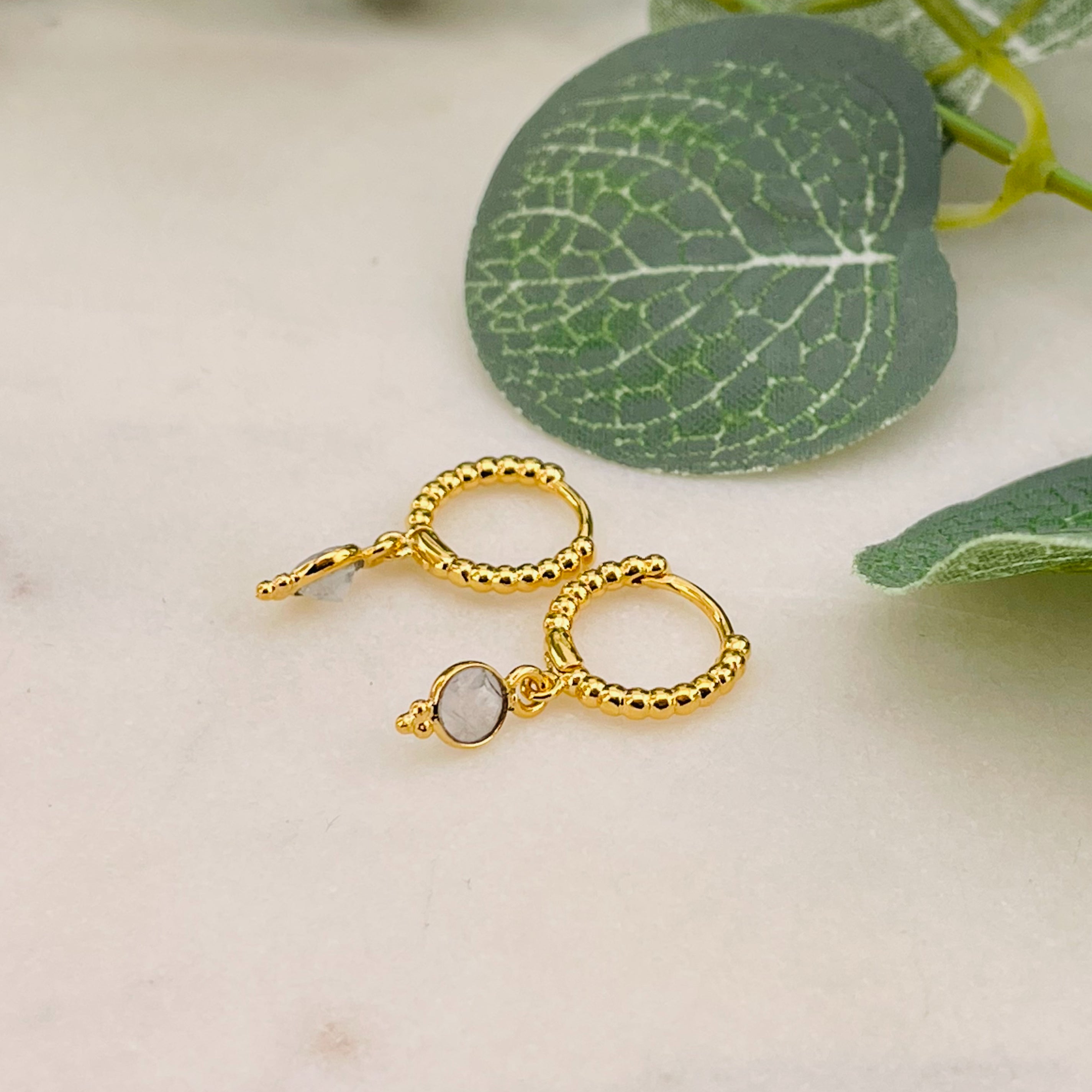 Kleine Goldcreolen mit weissem Stein-Anhänger Boho-Style Tilly