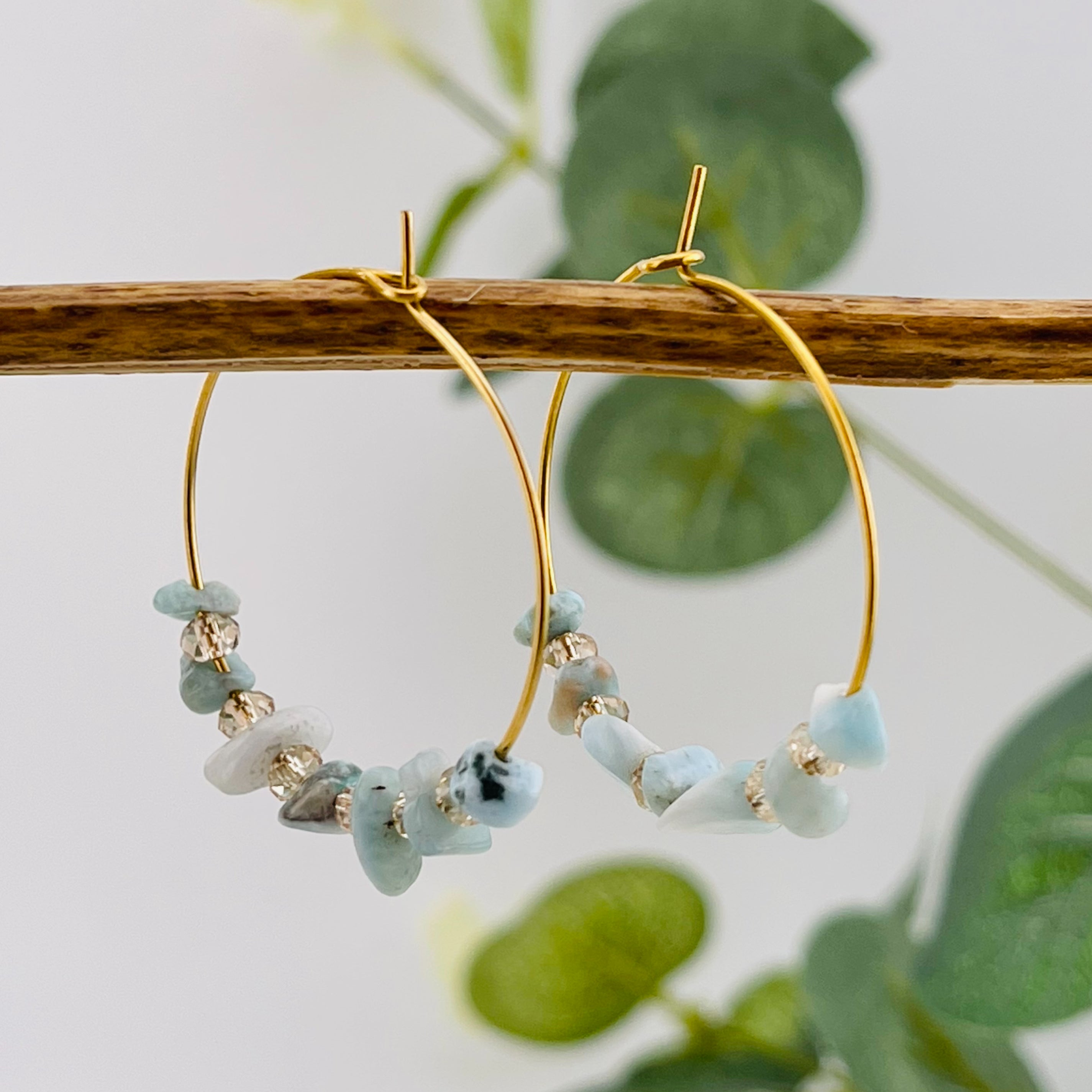 Feiner Goldcreolen-Ohrringe mit hellblauen Larimar-Steinen Larina