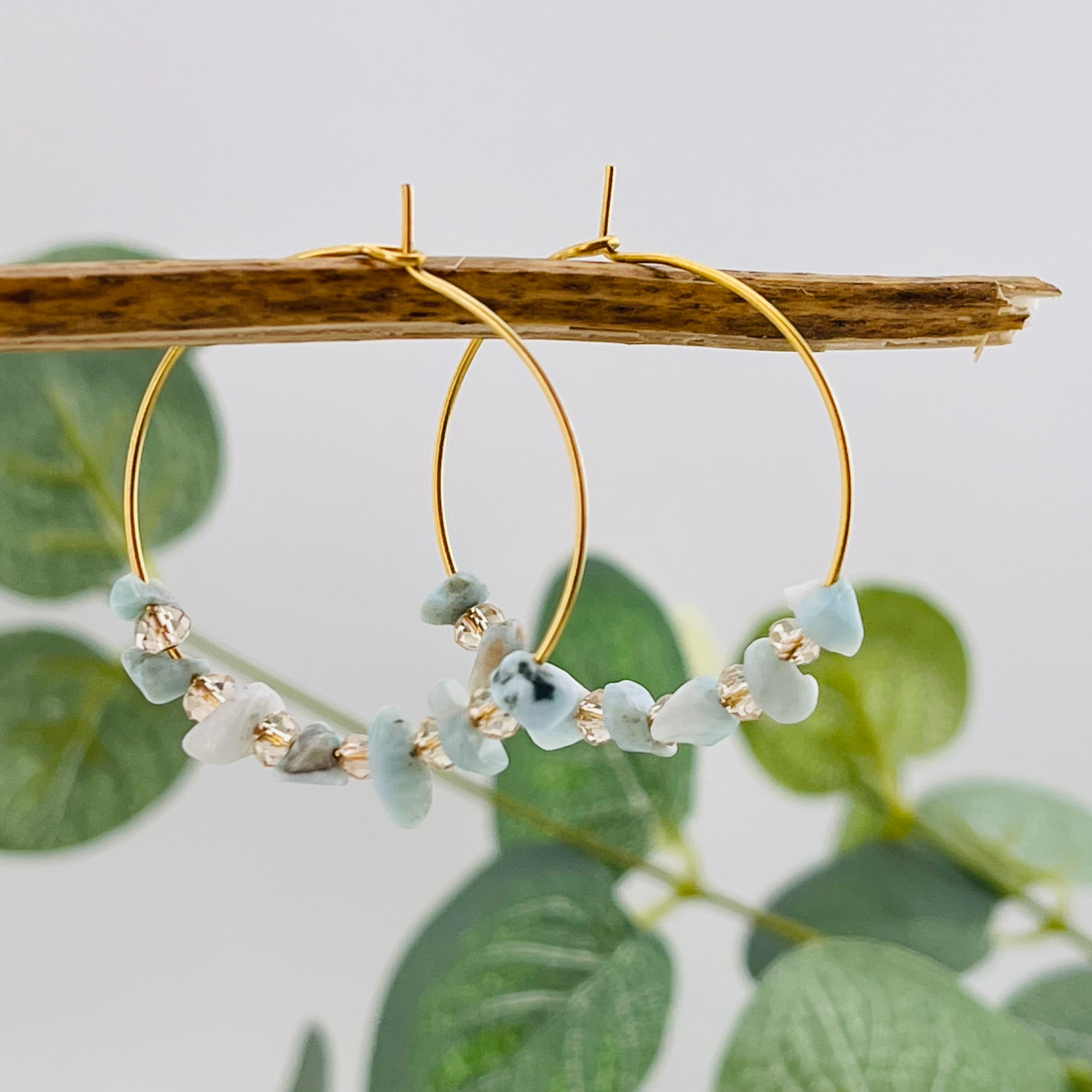 Feiner Goldcreolen-Ohrringe mit hellblauen Larimar-Steinen Larina