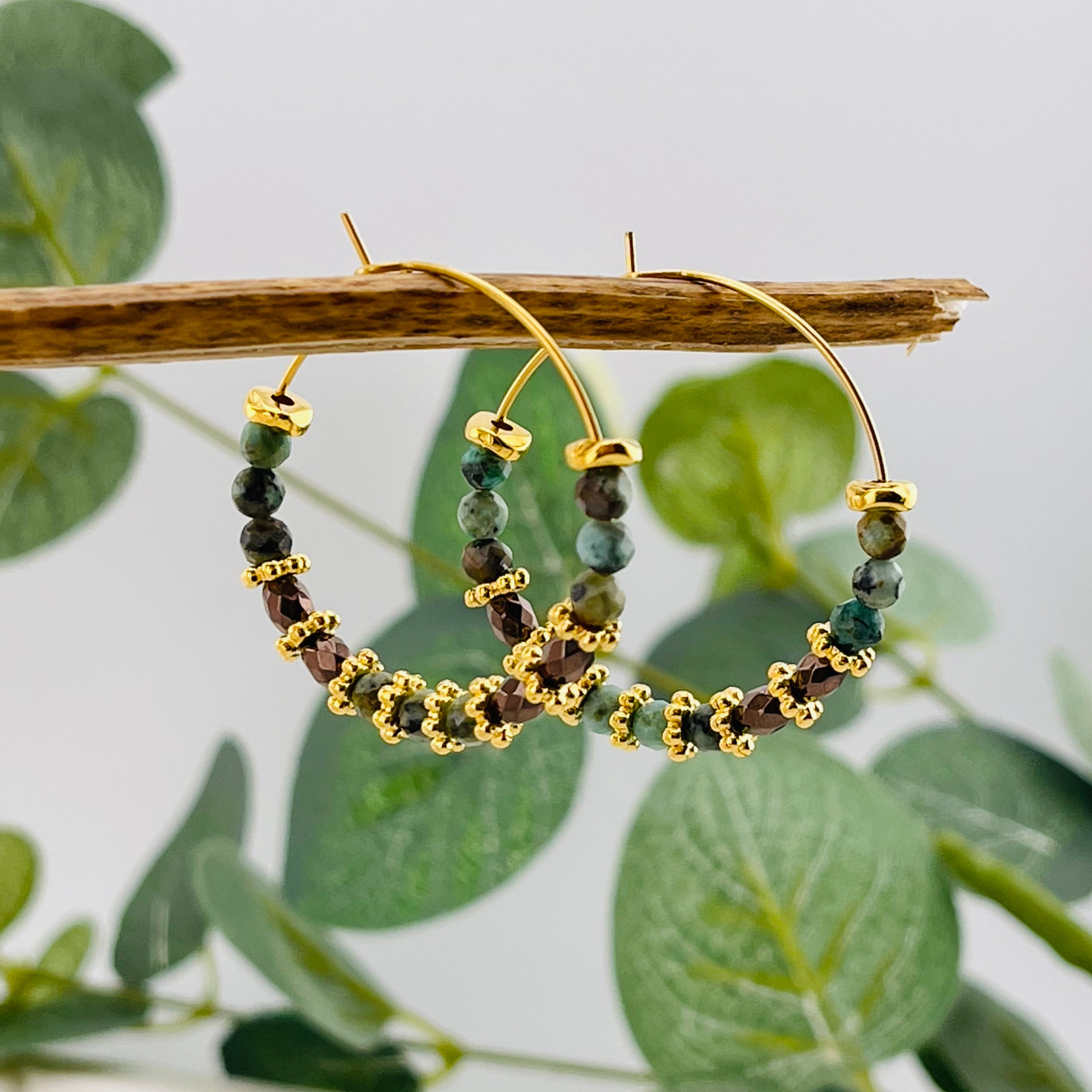 Feine Goldcreolen mit Charms Hämatit und türkis Perlen Alvi
