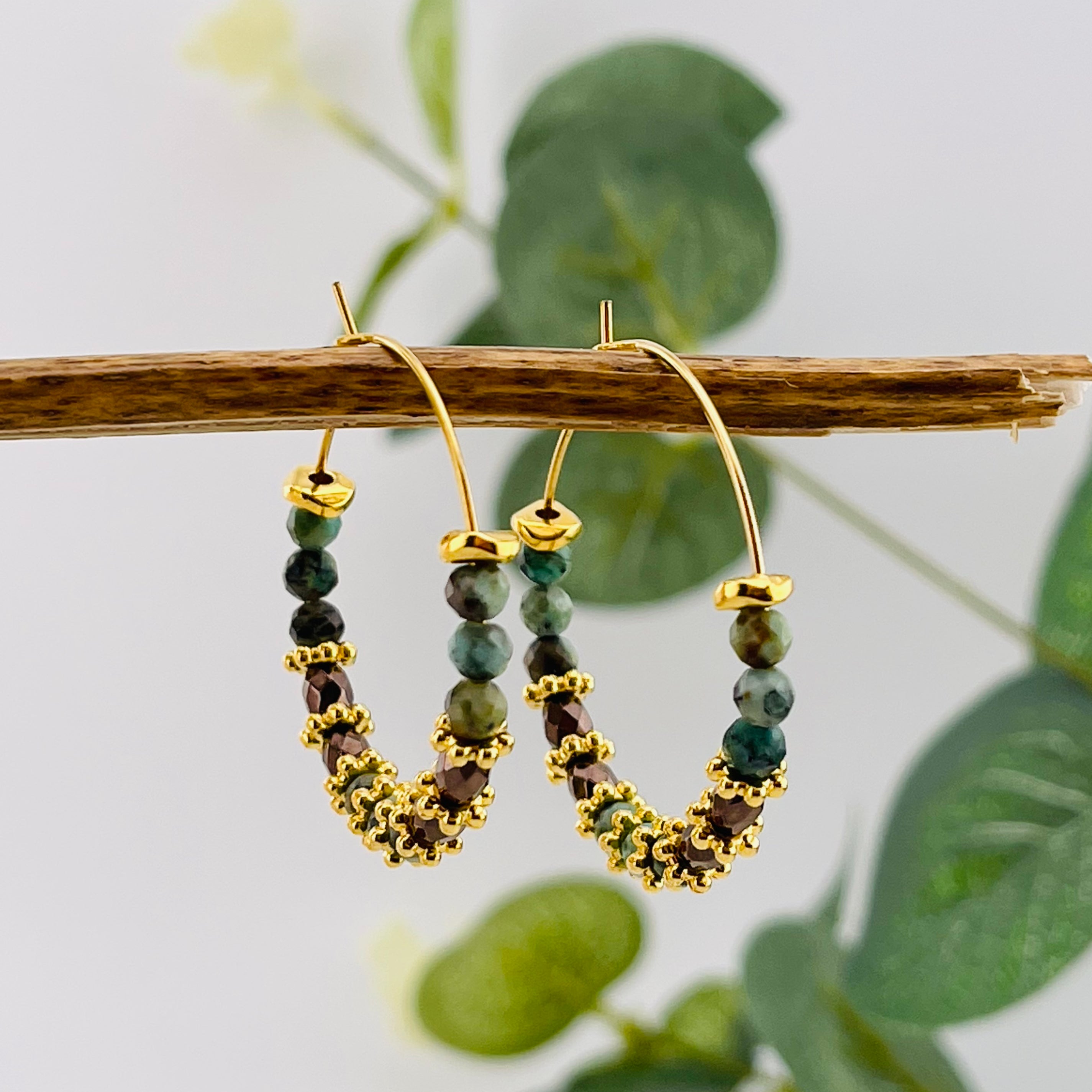 Feine Goldcreolen mit Charms Hämatit und türkis Perlen Alvi