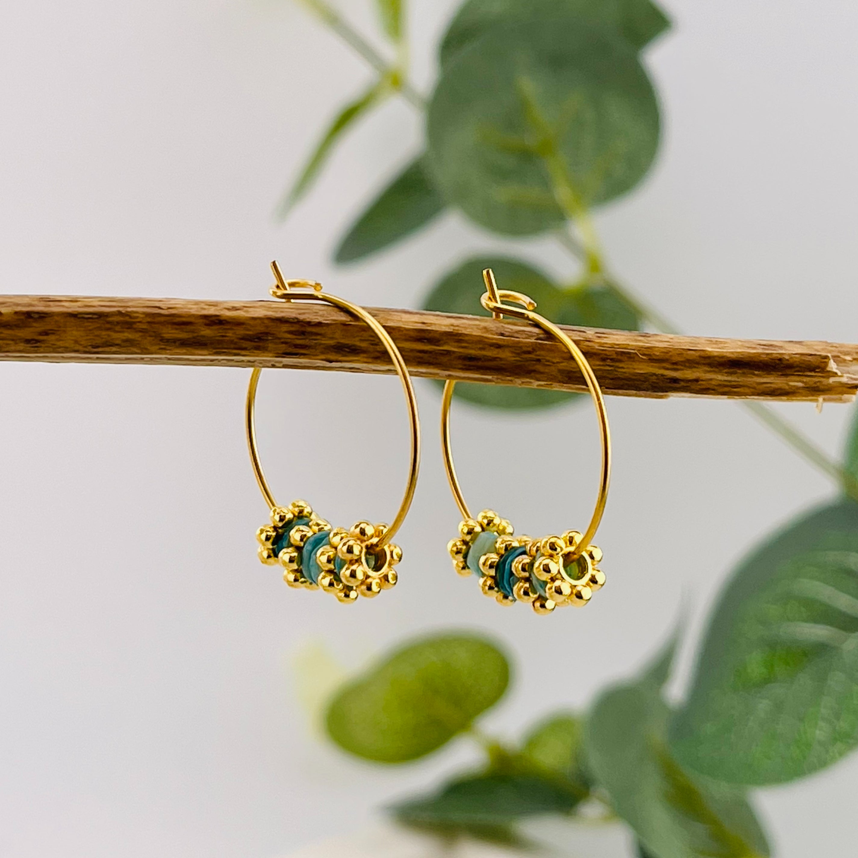 Feine Goldcreolen mit Charms und grünen Muschelperlen Nina