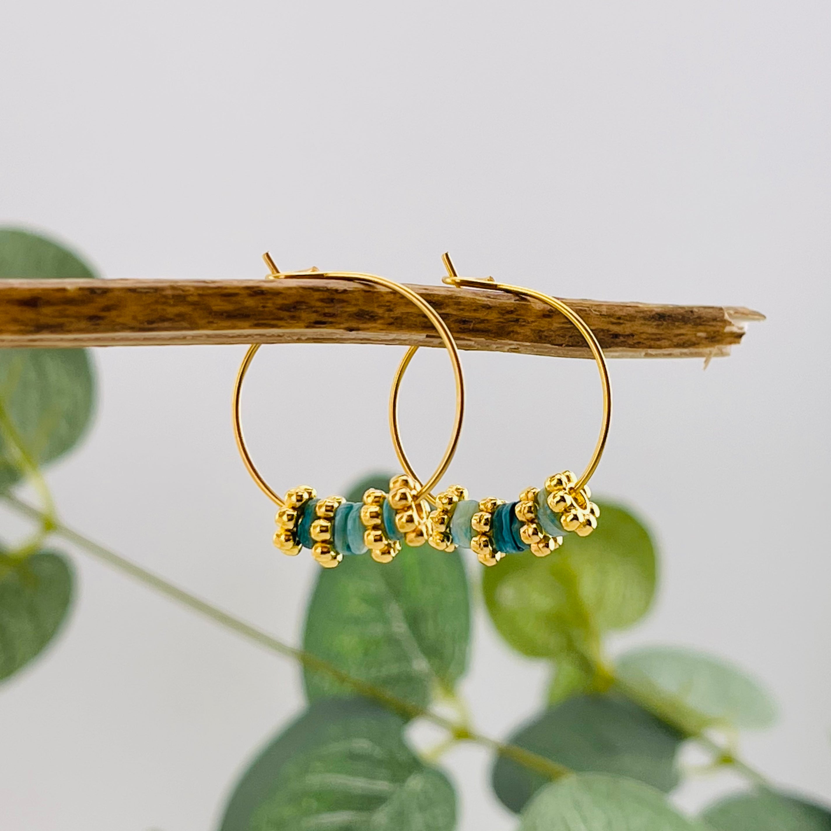 Feine Goldcreolen mit Charms und grünen Muschelperlen Nina