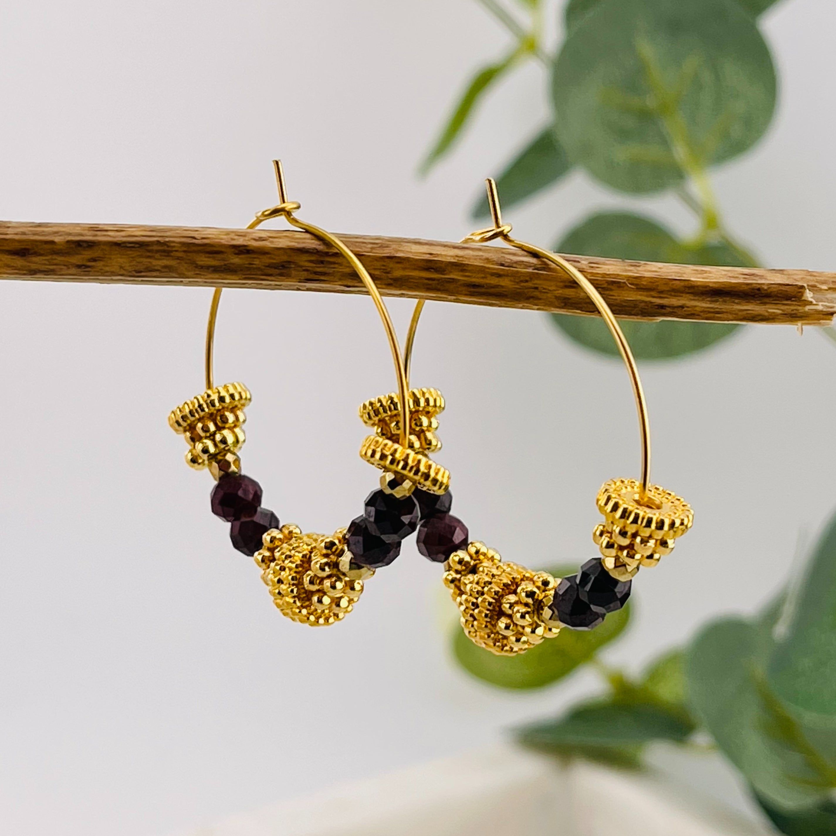 Feine Goldcreolen Ohrringe mit Charms und Hämatit Grelia