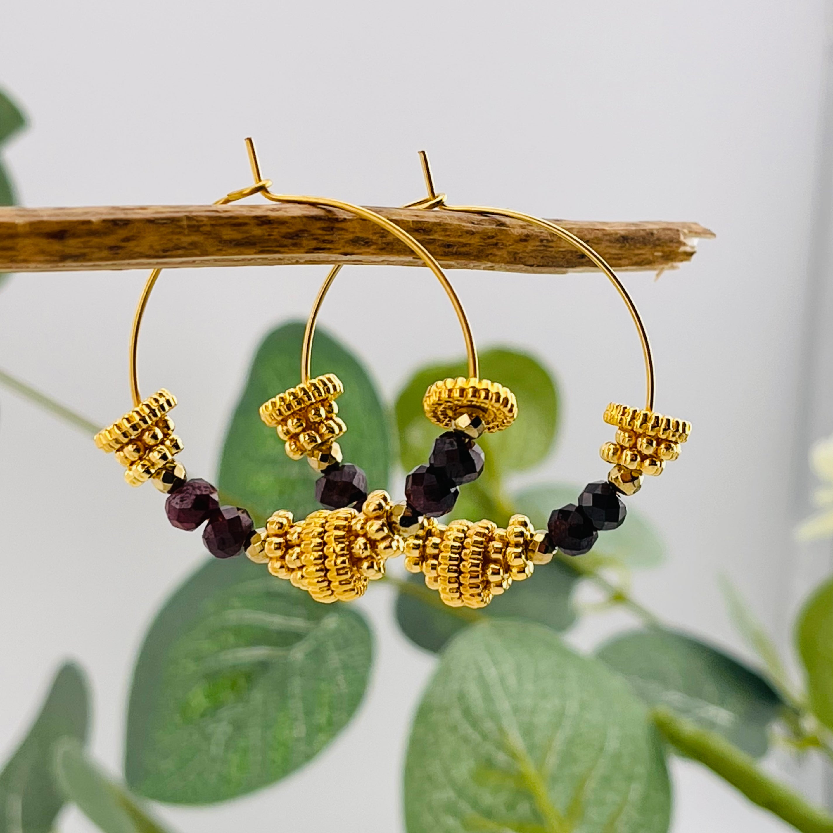Feine Goldcreolen Ohrringe mit Charms und Hämatit Grelia