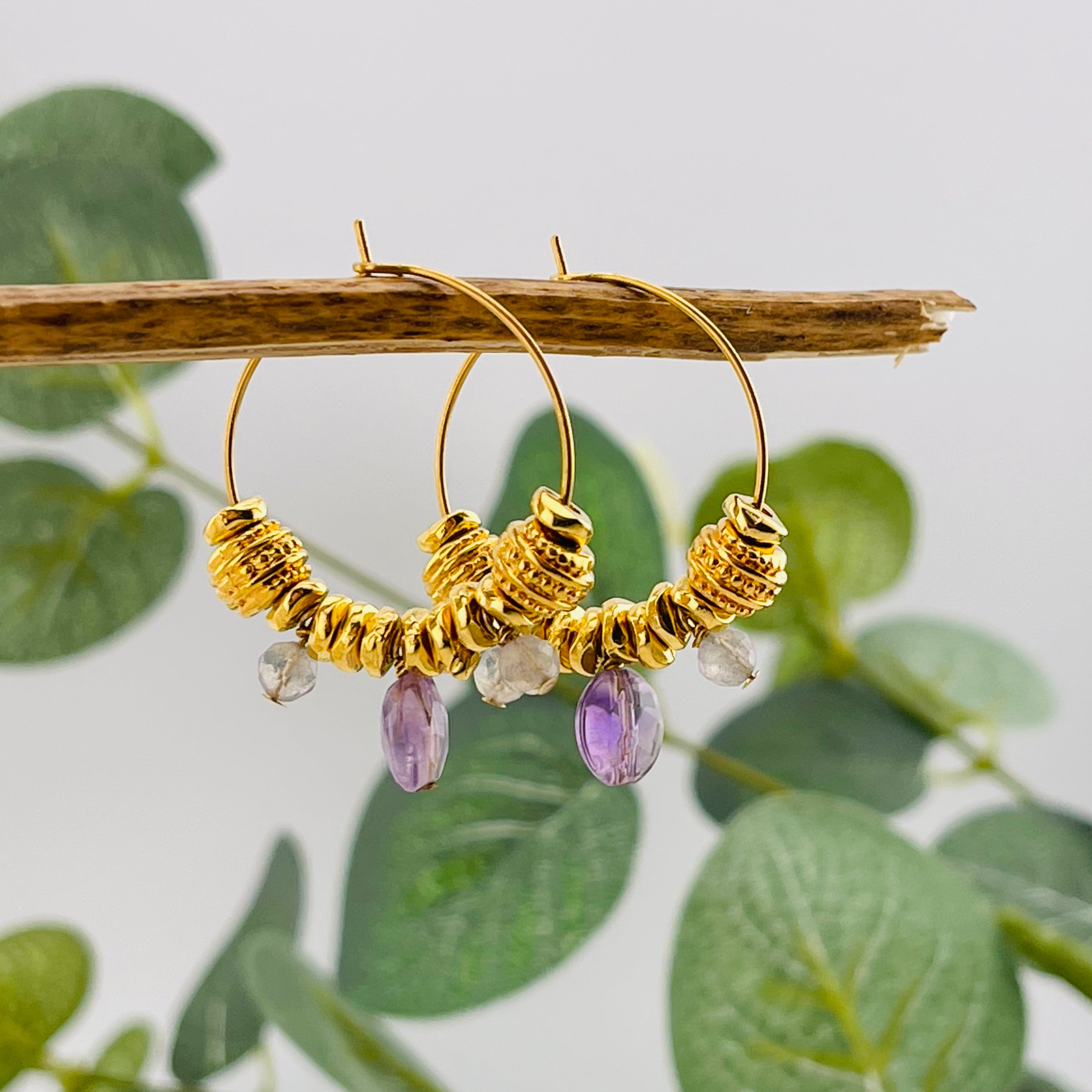 Feine Goldcreolen mit Charms, Labradorit und Amethyst Amelia