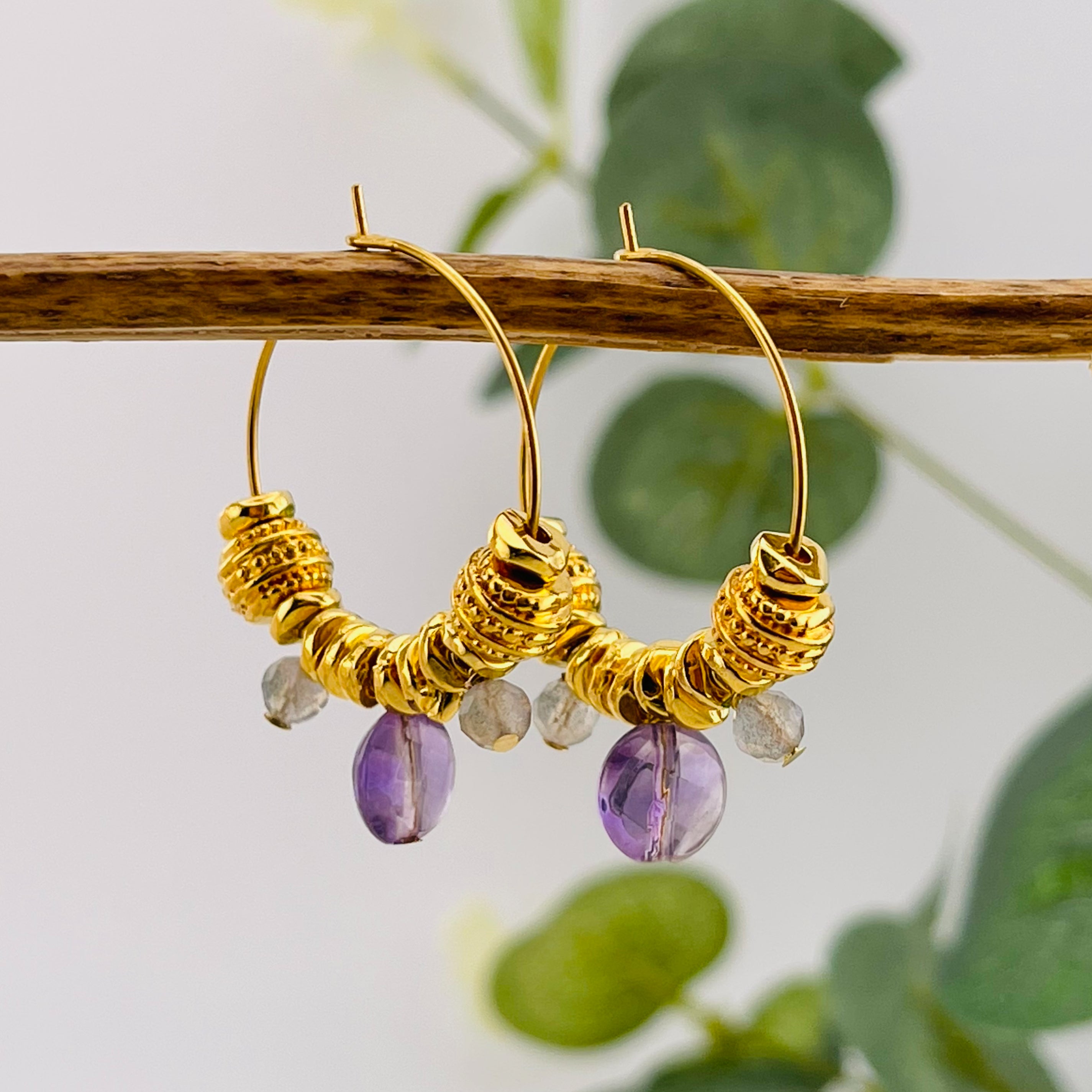 Feine Goldcreolen mit Charms, Labradorit und Amethyst Amelia