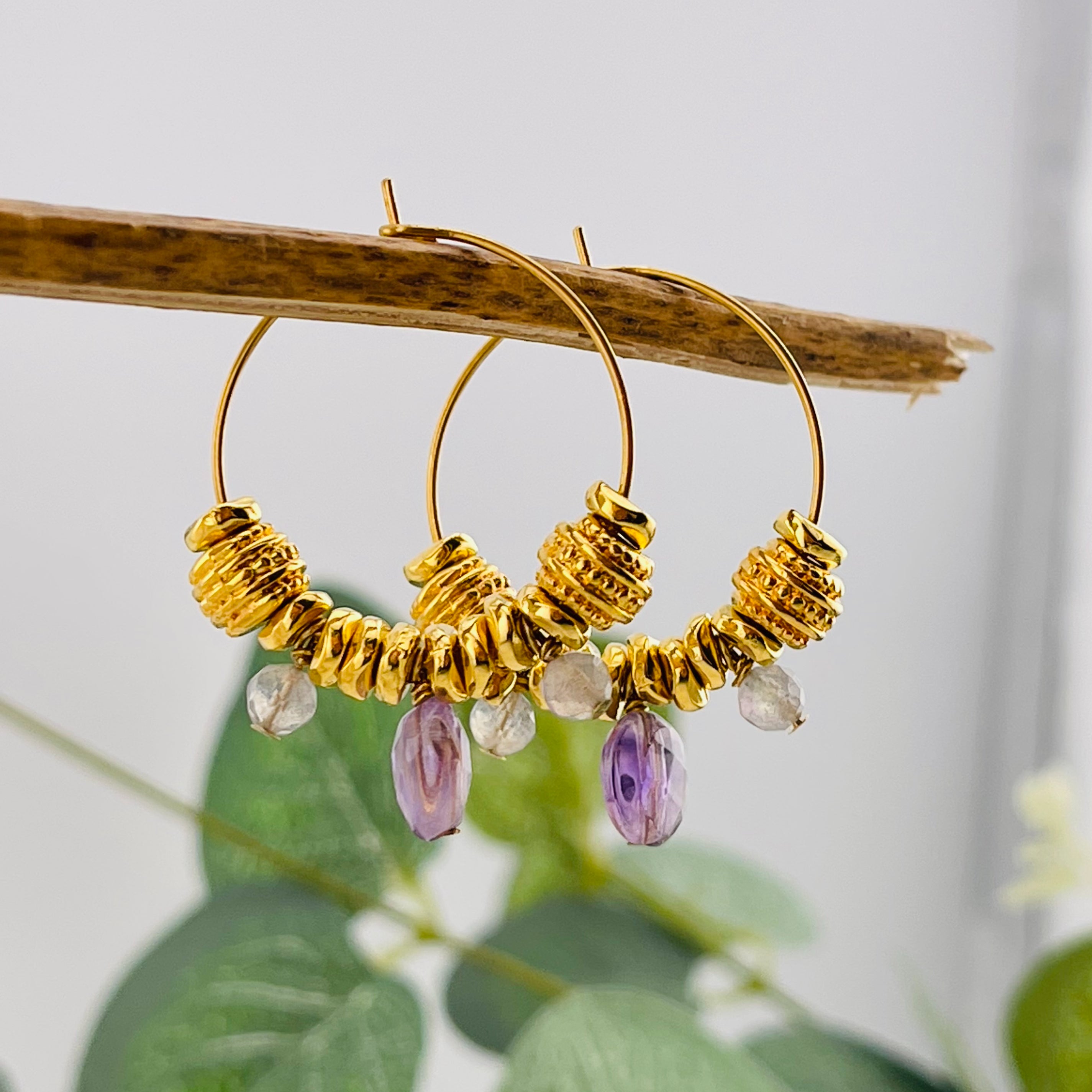 Feine Goldcreolen mit Charms, Labradorit und Amethyst Amelia