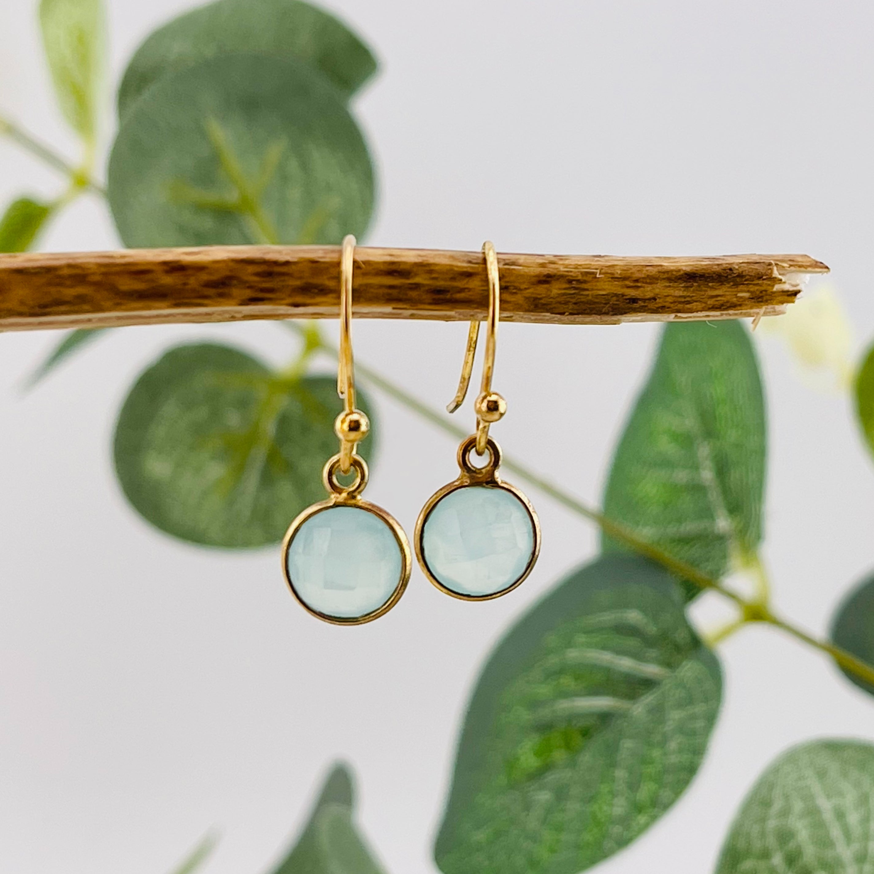Verspielte goldene Ohrhänger mit mint Aqua Chalcedon Bella