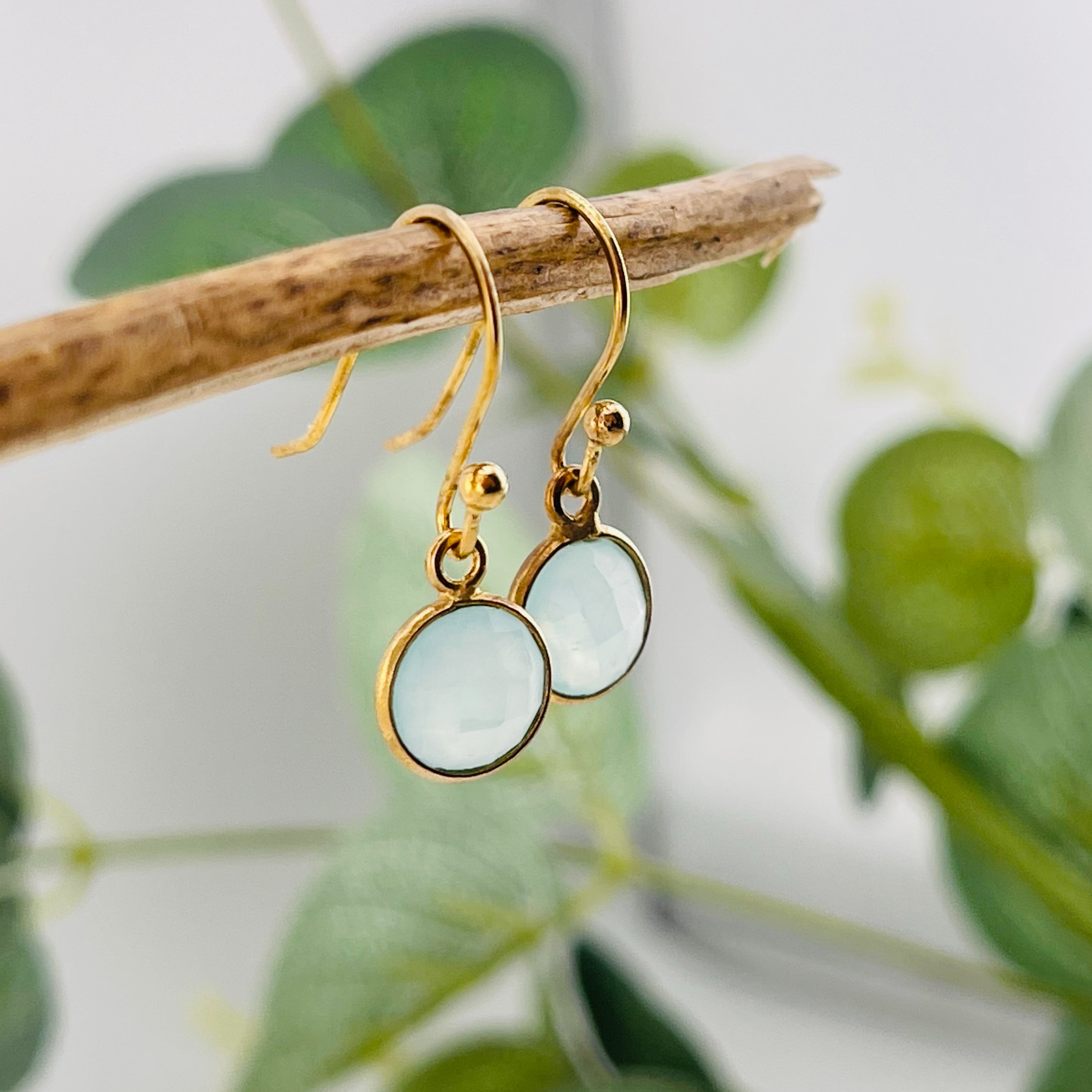 Verspielte goldene Ohrhänger mit mint Aqua Chalcedon Bella