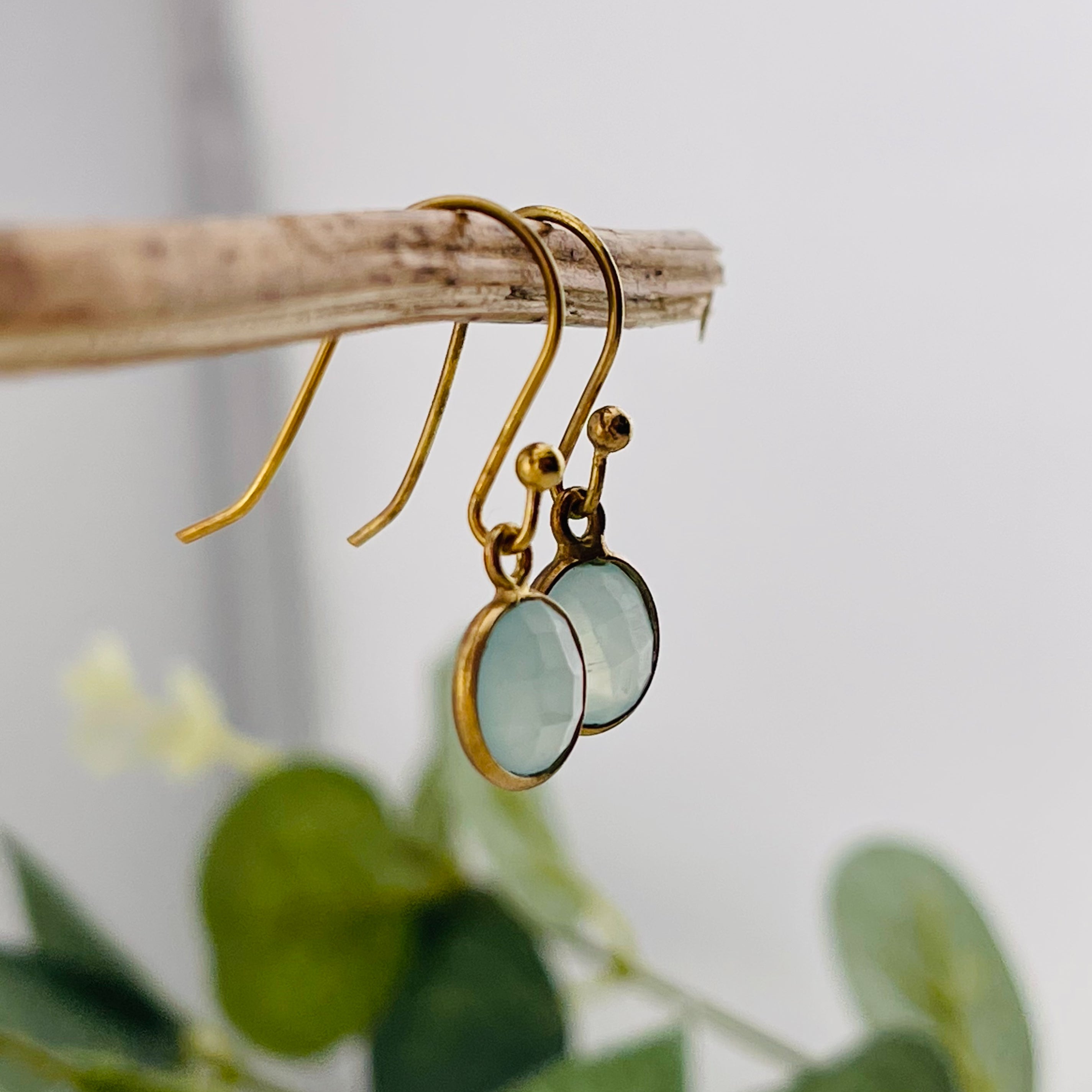 Verspielte goldene Ohrhänger mit mint Aqua Chalcedon Bella