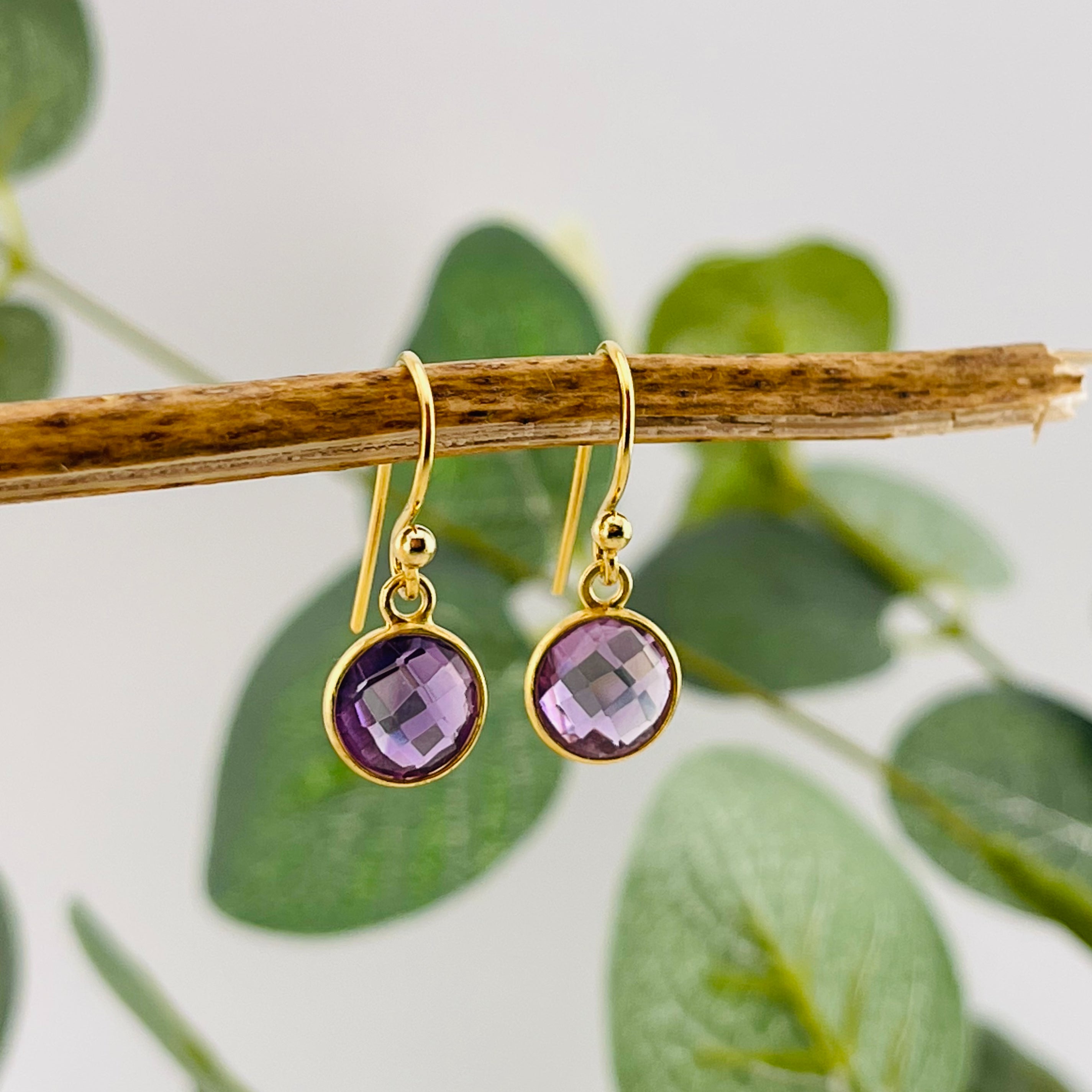 Verspielte goldene Ohrhänger mit Lila Amethyst Alice