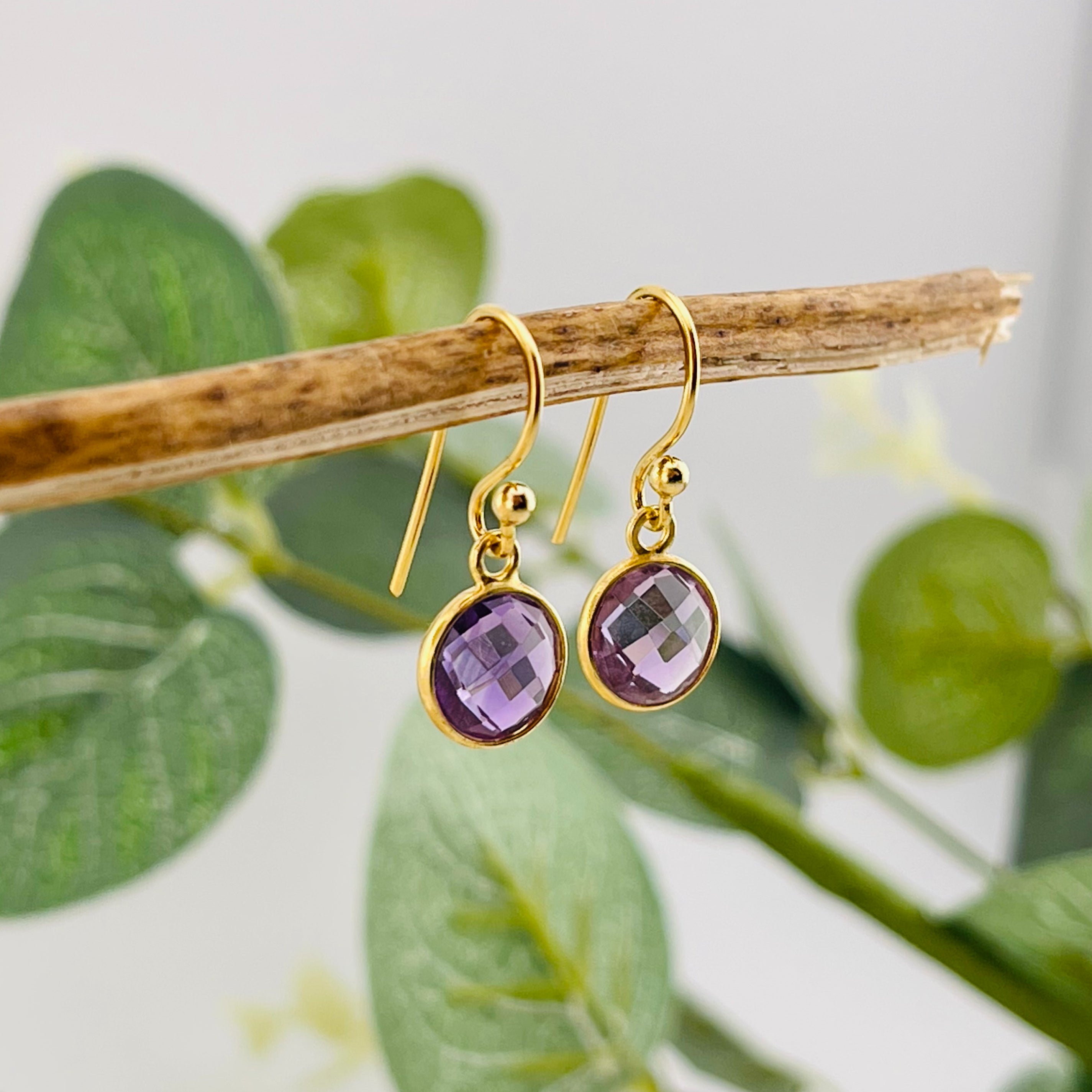 Verspielte goldene Ohrhänger mit Lila Amethyst Alice