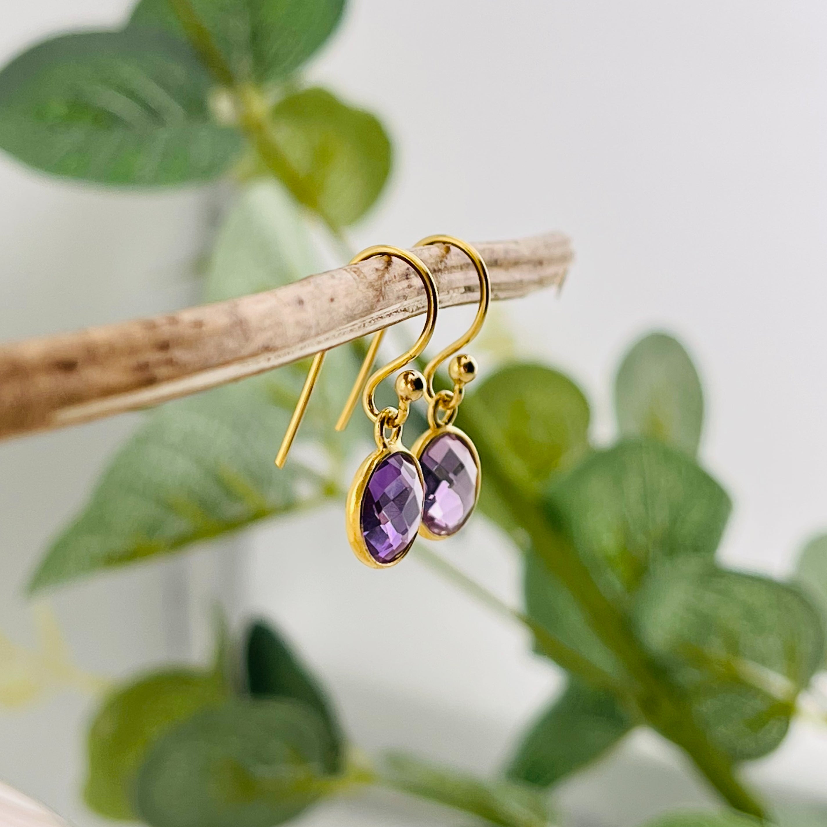 Verspielte goldene Ohrhänger mit Lila Amethyst Alice
