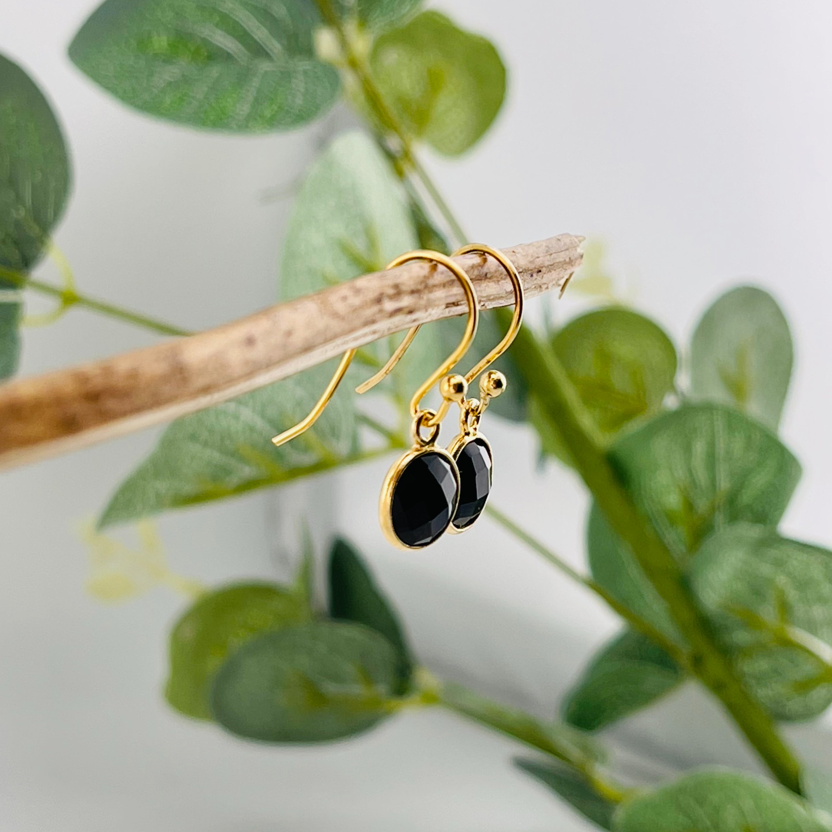 Verspielte goldene Ohrhänger mit schwarzem Onyx Mira