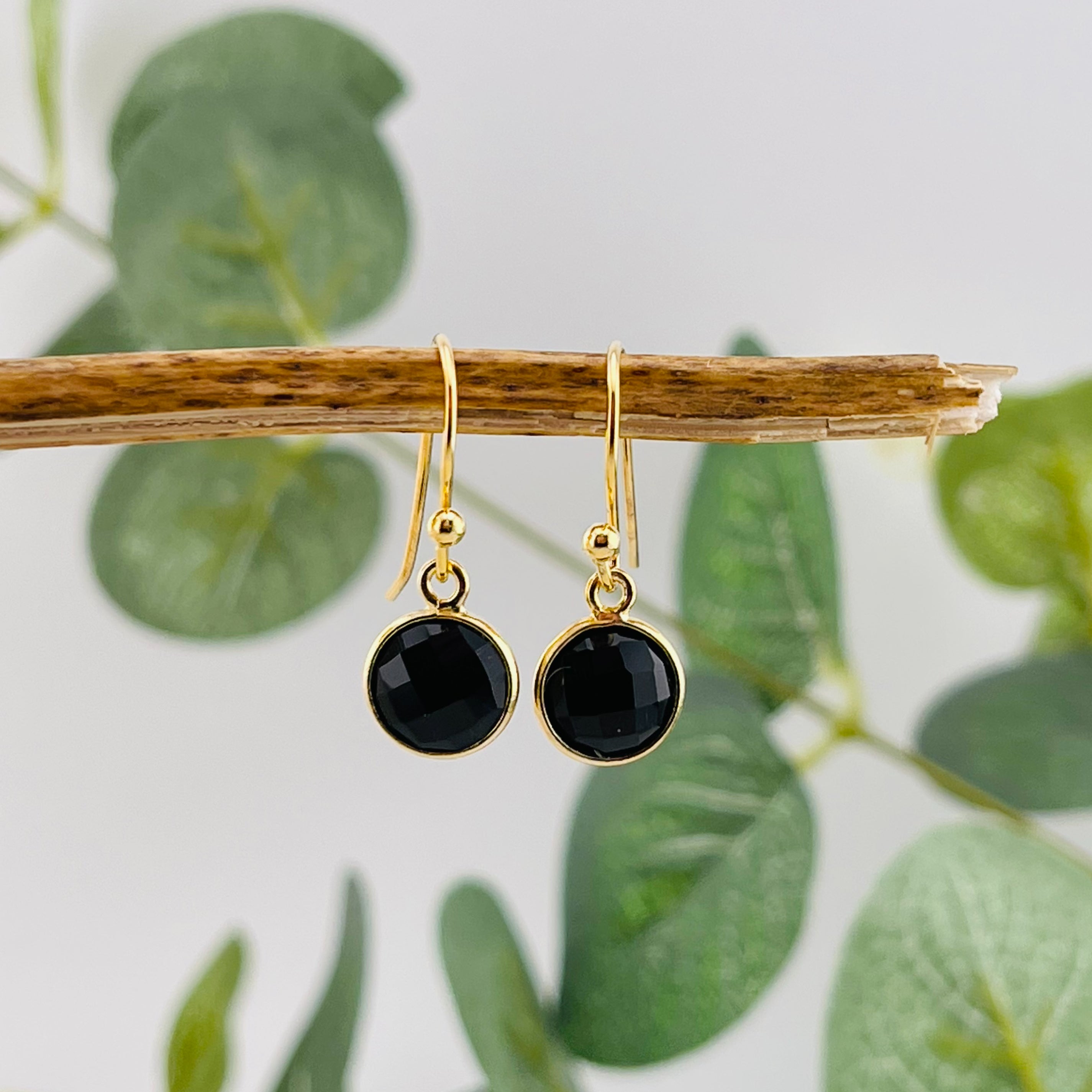 Verspielte goldene Ohrhänger mit schwarzem Onyx Mira