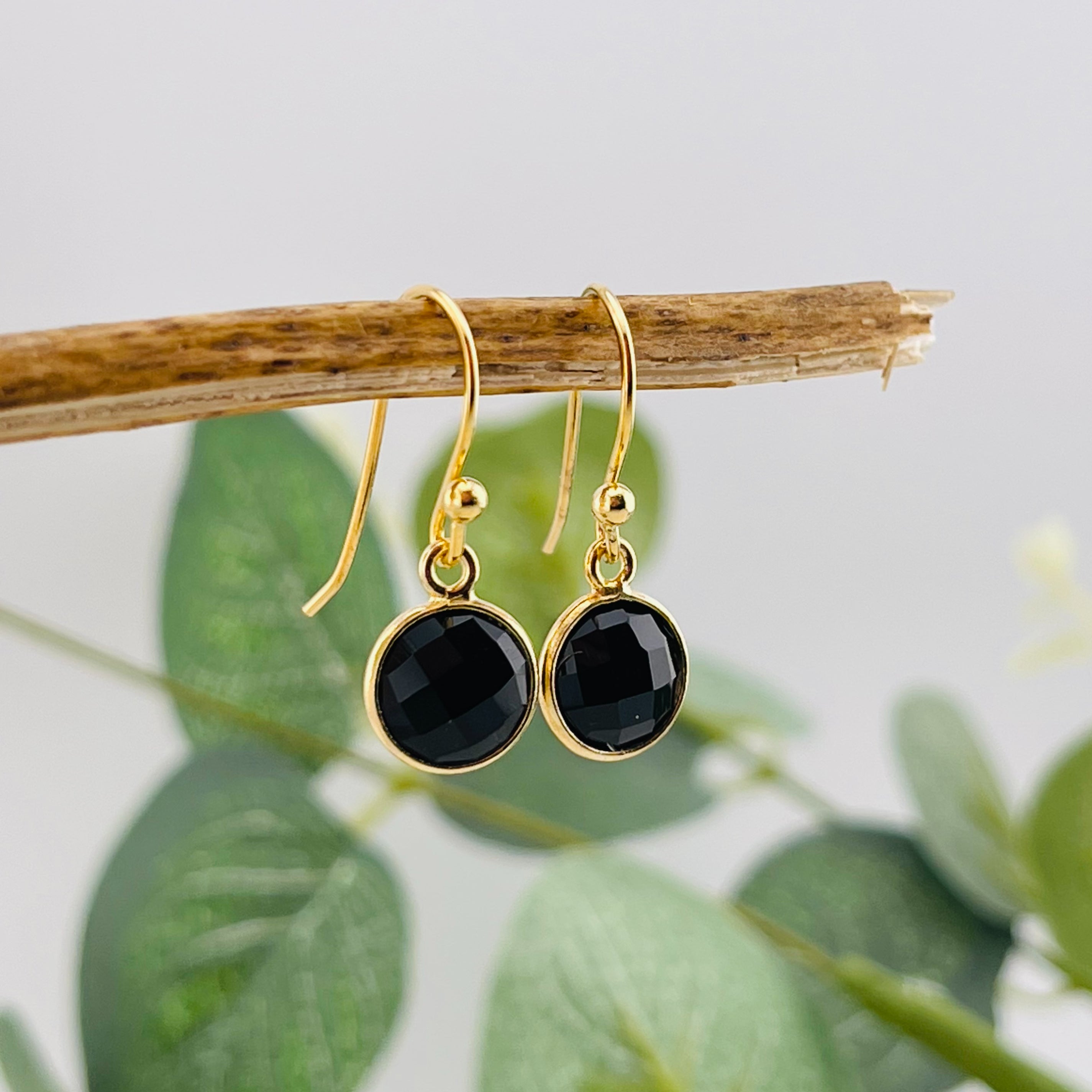 Verspielte goldene Ohrhänger mit schwarzem Onyx Mira