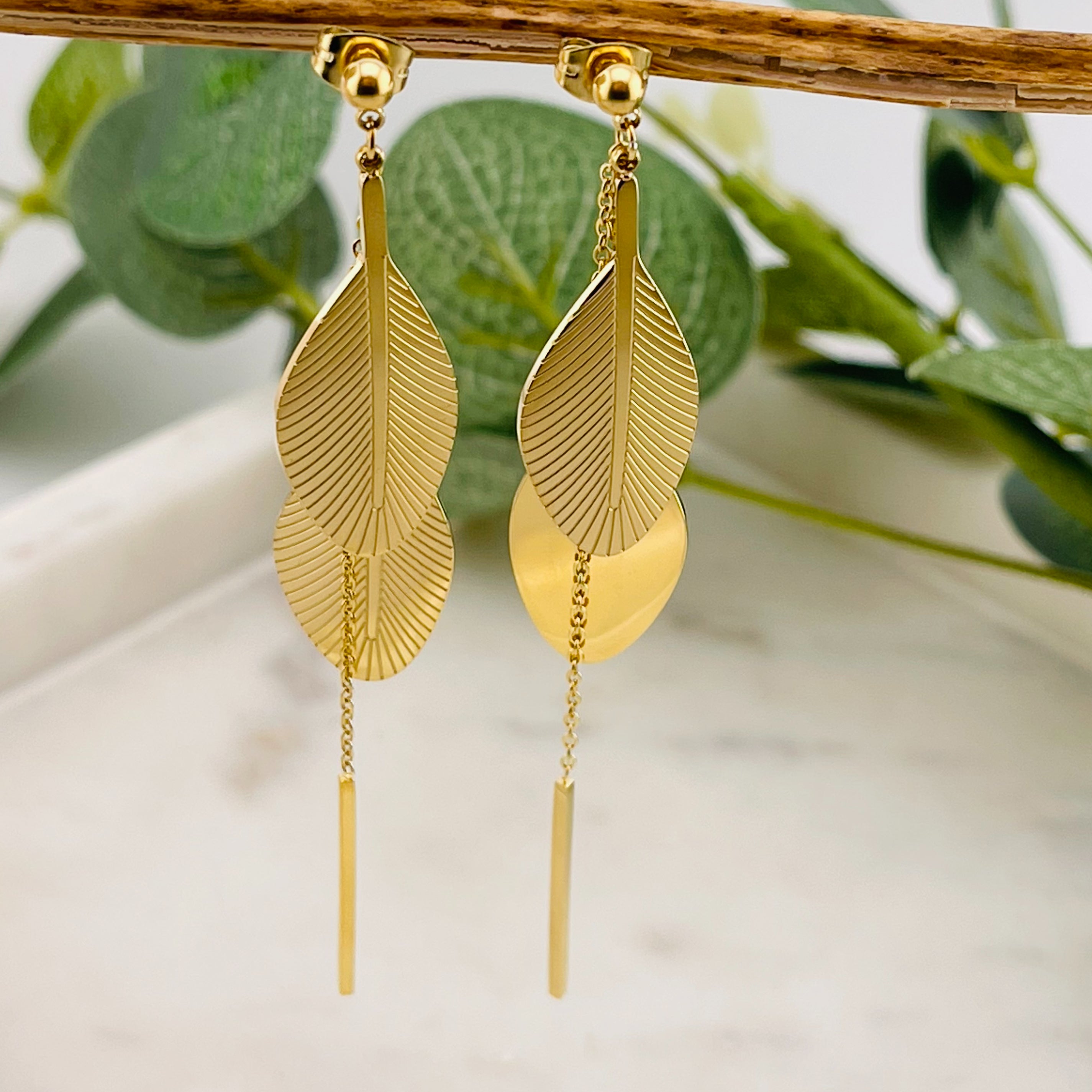 Lange Gold-Ohrringe mit Blattanhänger Enoha