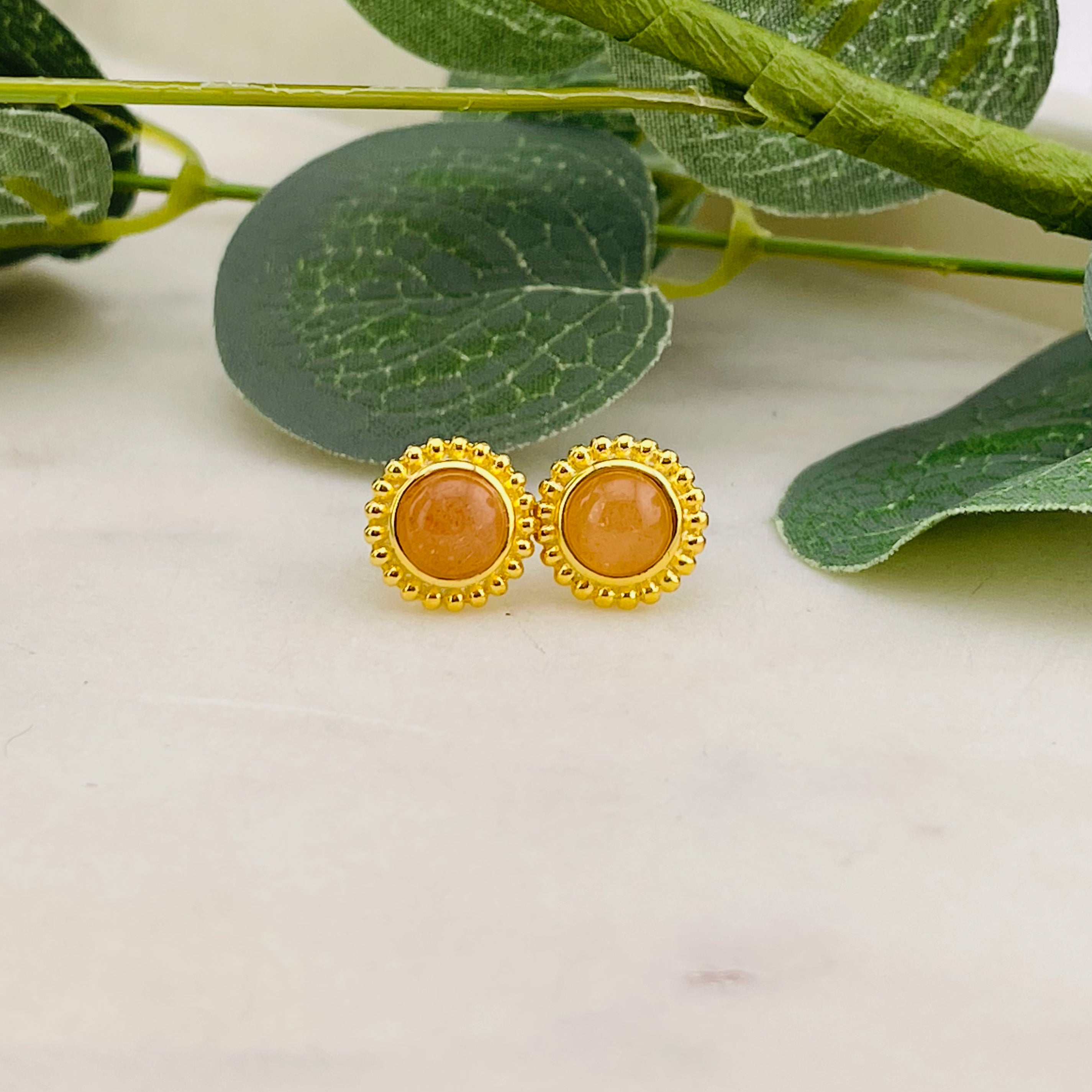 Goldene Ohrstecker Vintage mit orangem Mondstein Alisse