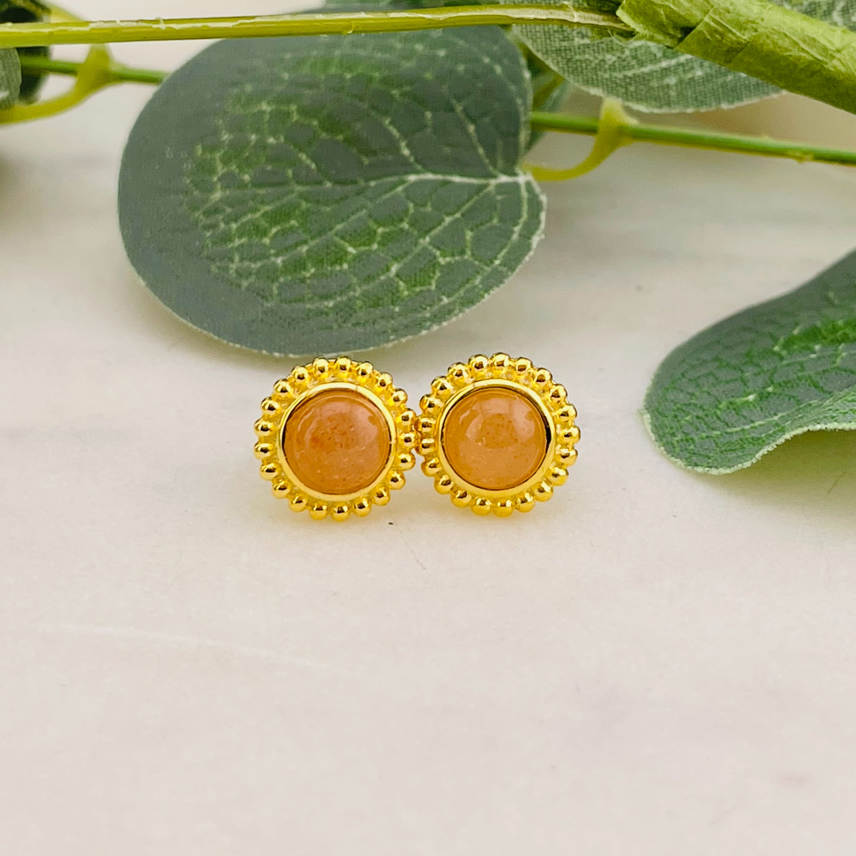 Goldene Ohrstecker Vintage mit orangem Mondstein Alisse