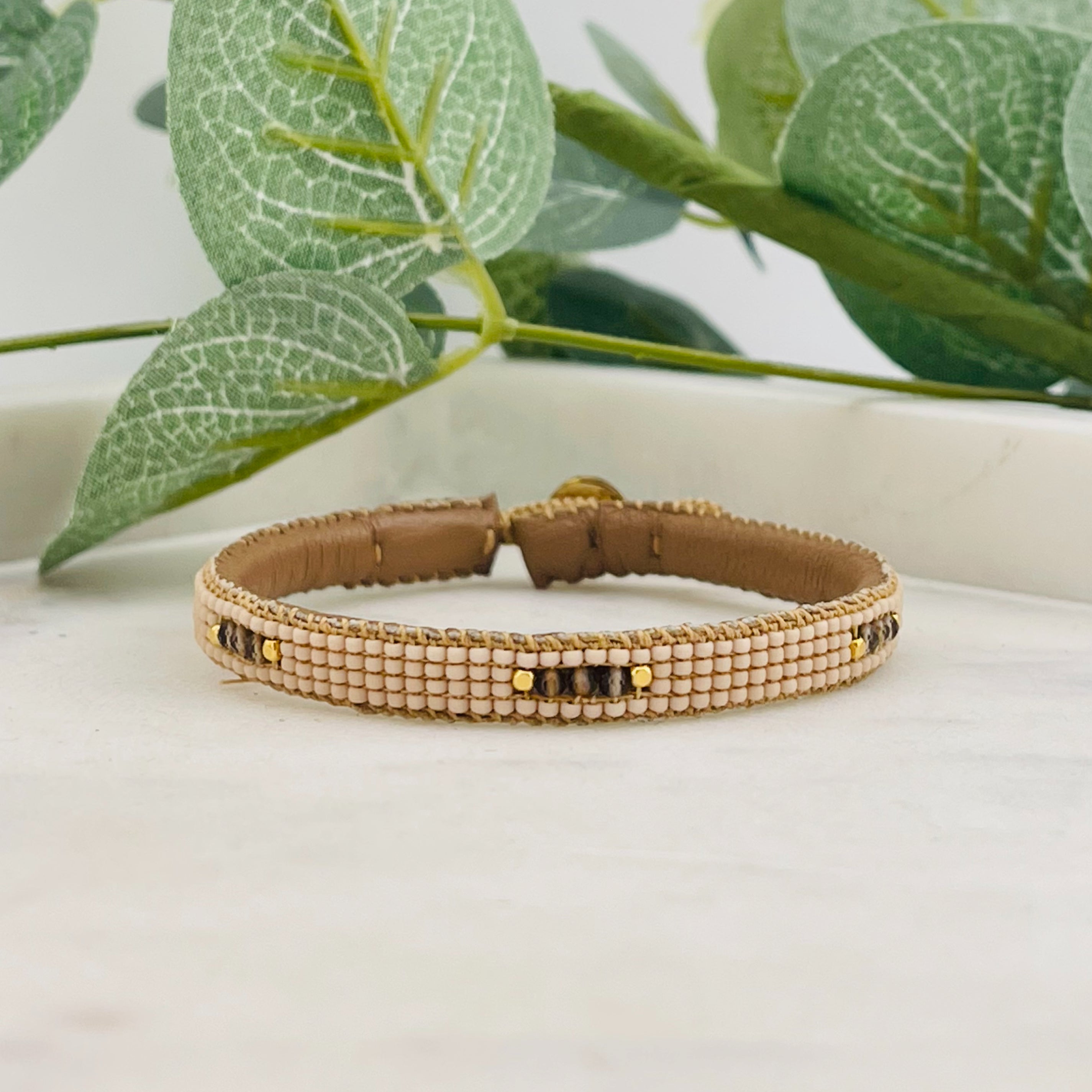 Braunes Lederarmband mit beigen Miyuki-Perlen Fay Beige