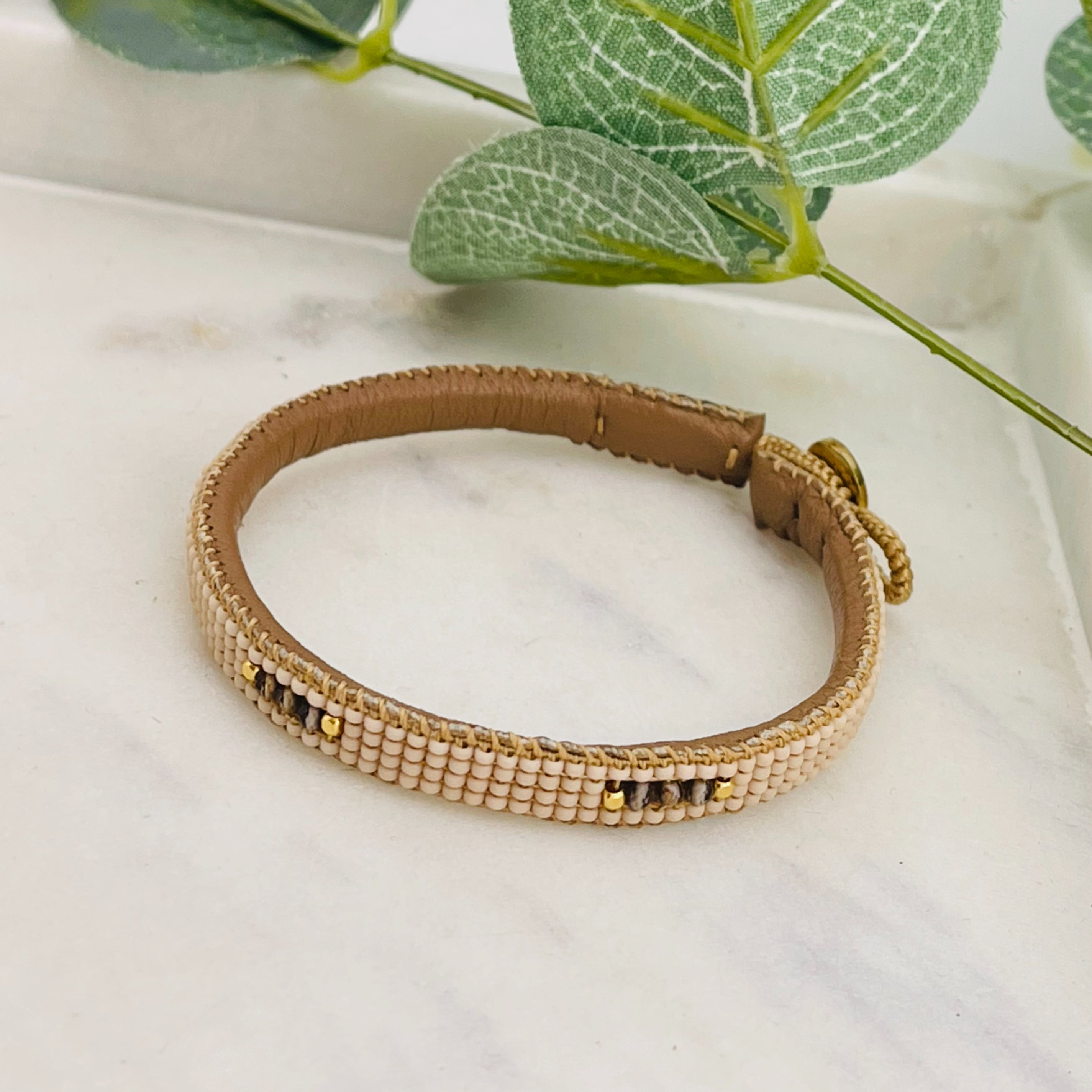Braunes Lederarmband mit beigen Miyuki-Perlen Fay Beige