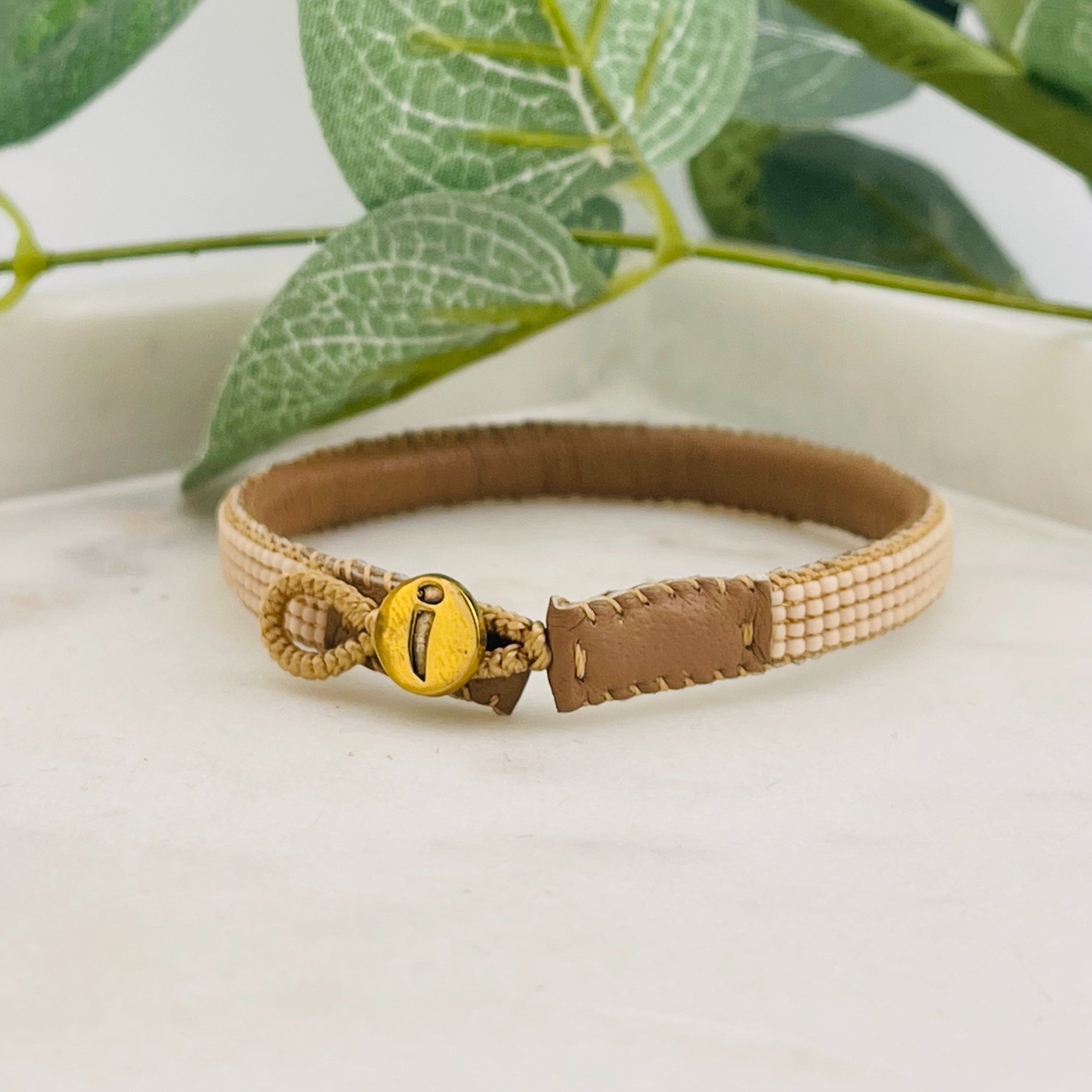Braunes Lederarmband mit beigen Miyuki-Perlen Fay Beige